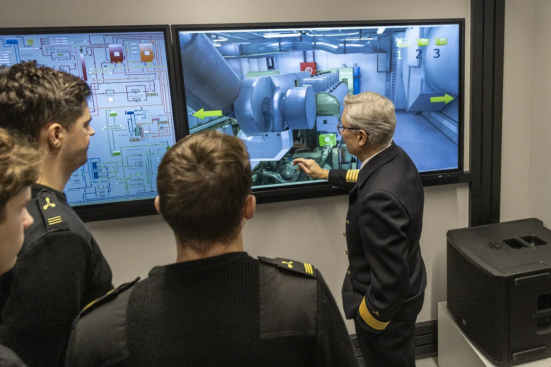 Wykłądowca ze studentami przy ekranie w symulatorze Siłowni okrętowej na Politechnice Morskiej w Szczecinie