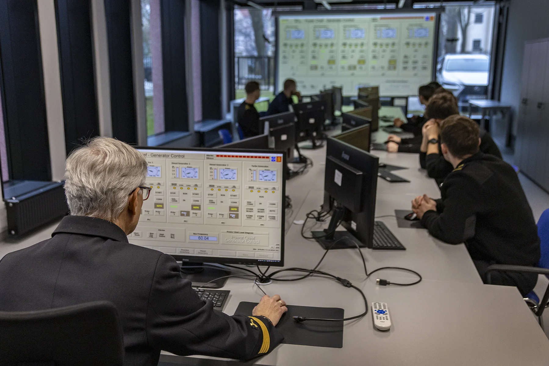 Studenci w sali do ćwiczeń z wykładowcą