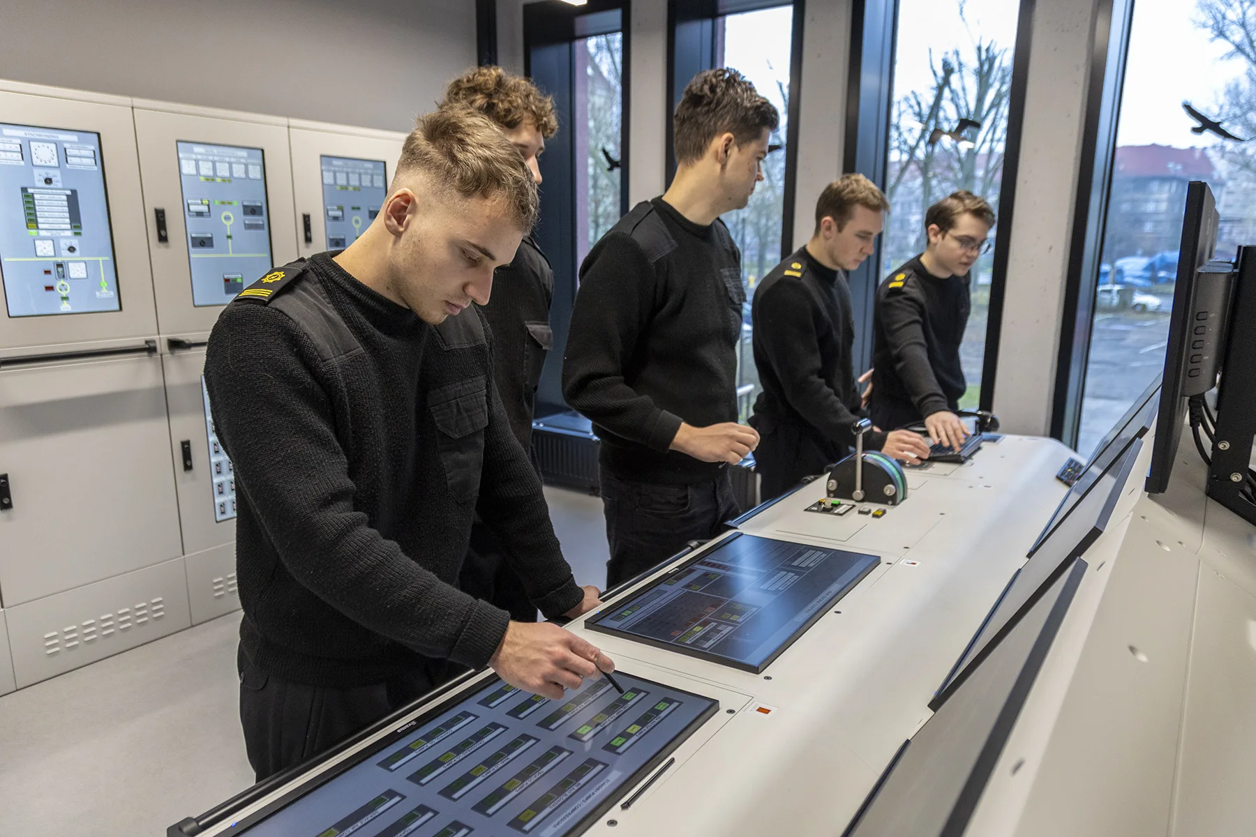 Studenci mechatroniki przy symulatorze siłowni okrętowej