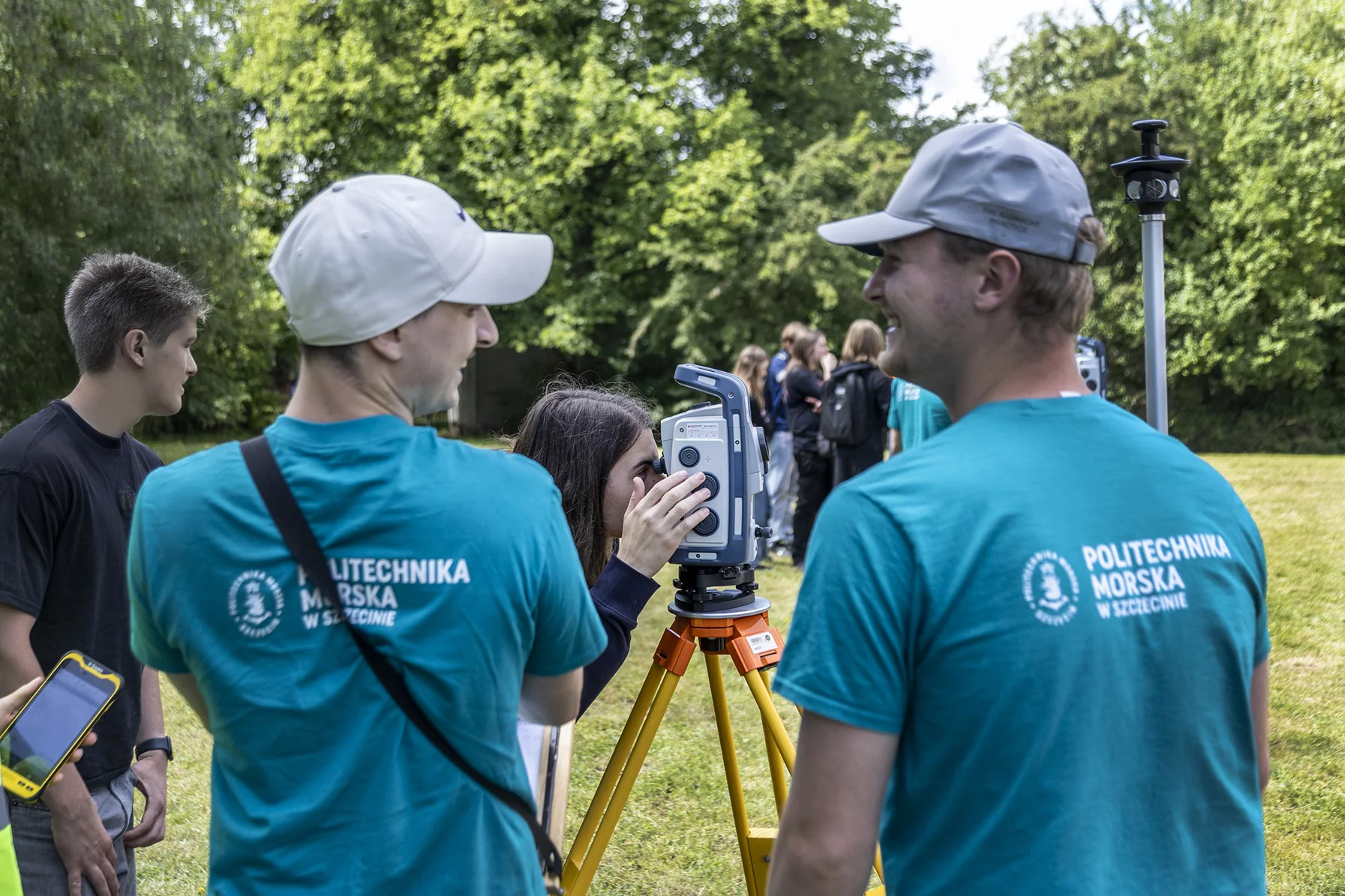 Studenci i uczniowie podczas GeoPikniku