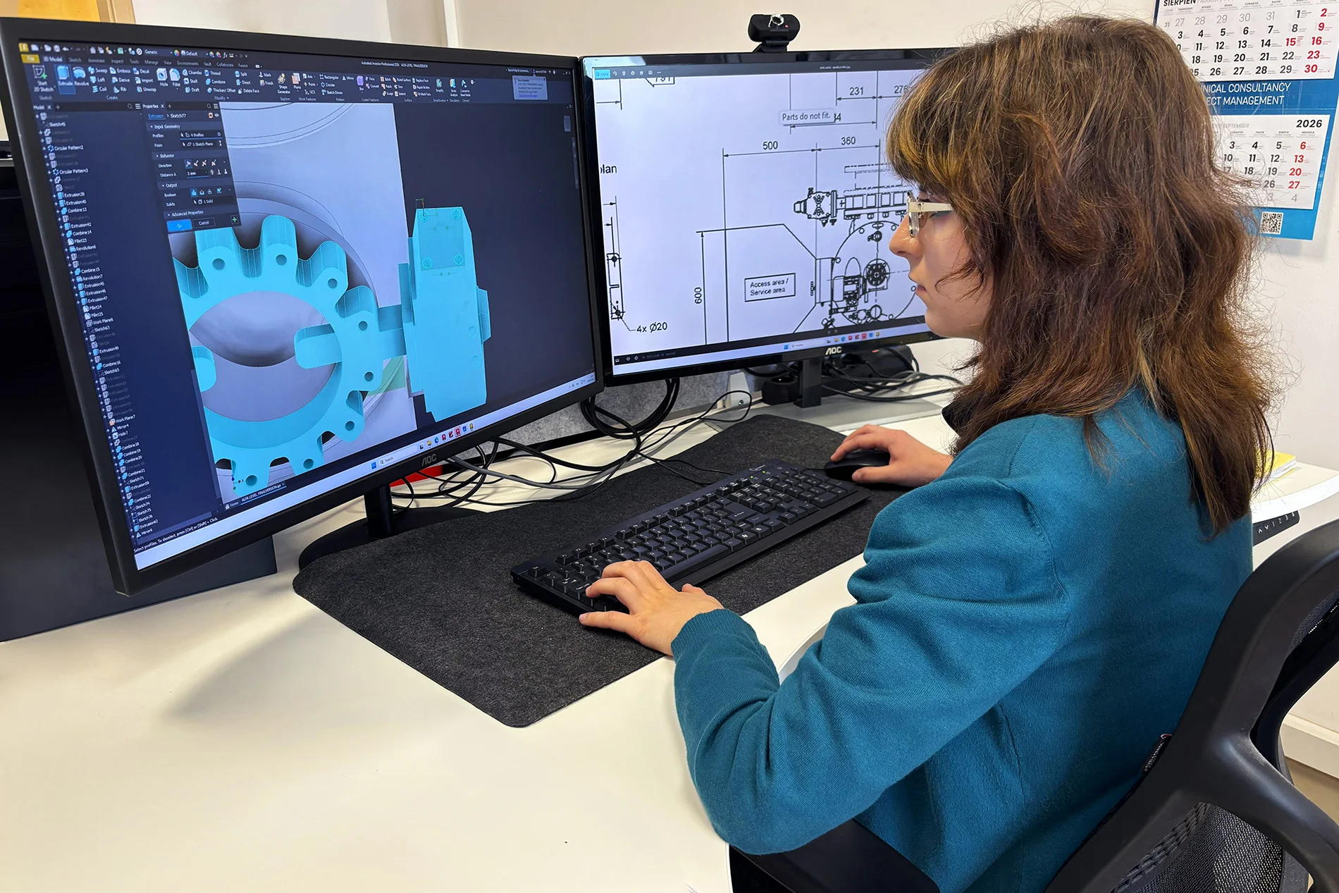 Studentka pracuje przy monitorze na d elementami 3D