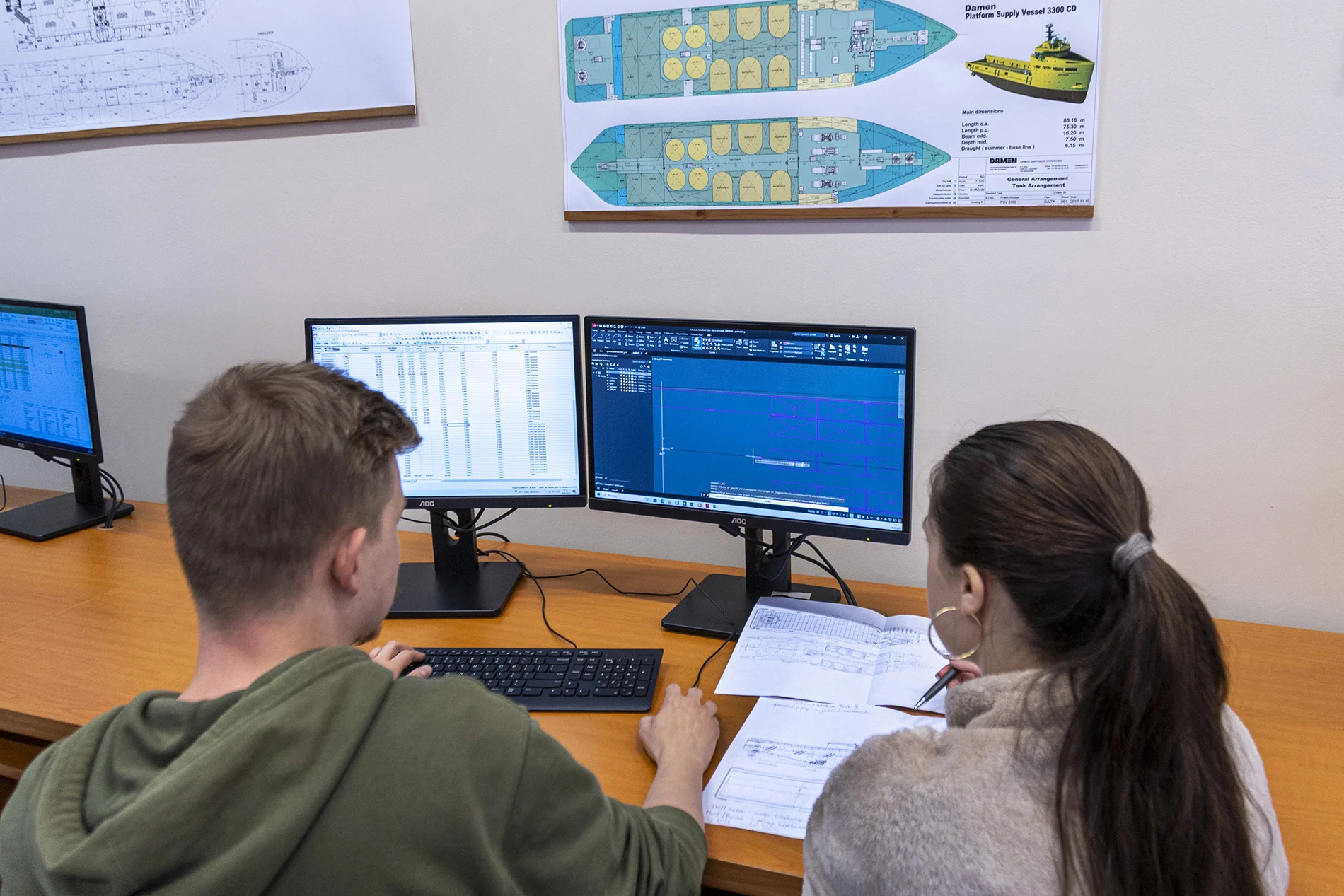 Studenci PM przy monitorach komputerowych podczas zajęć z projektowania jachtów