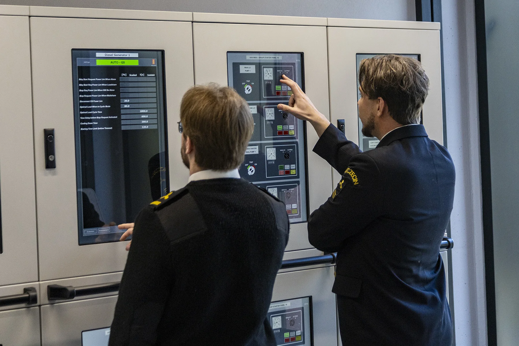 2 MUS students at the engine room simulator