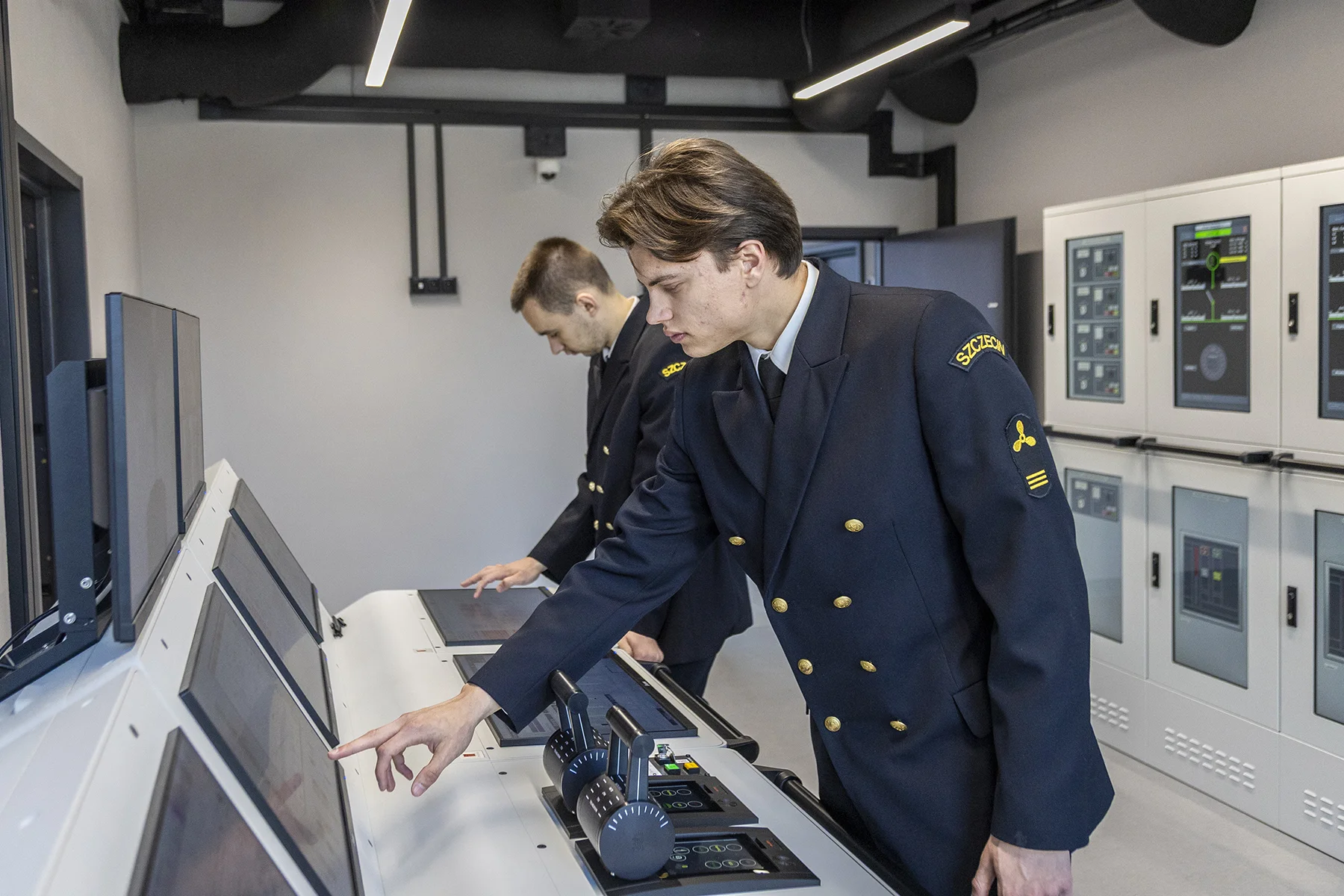 2 MUS students at the engine room simulator