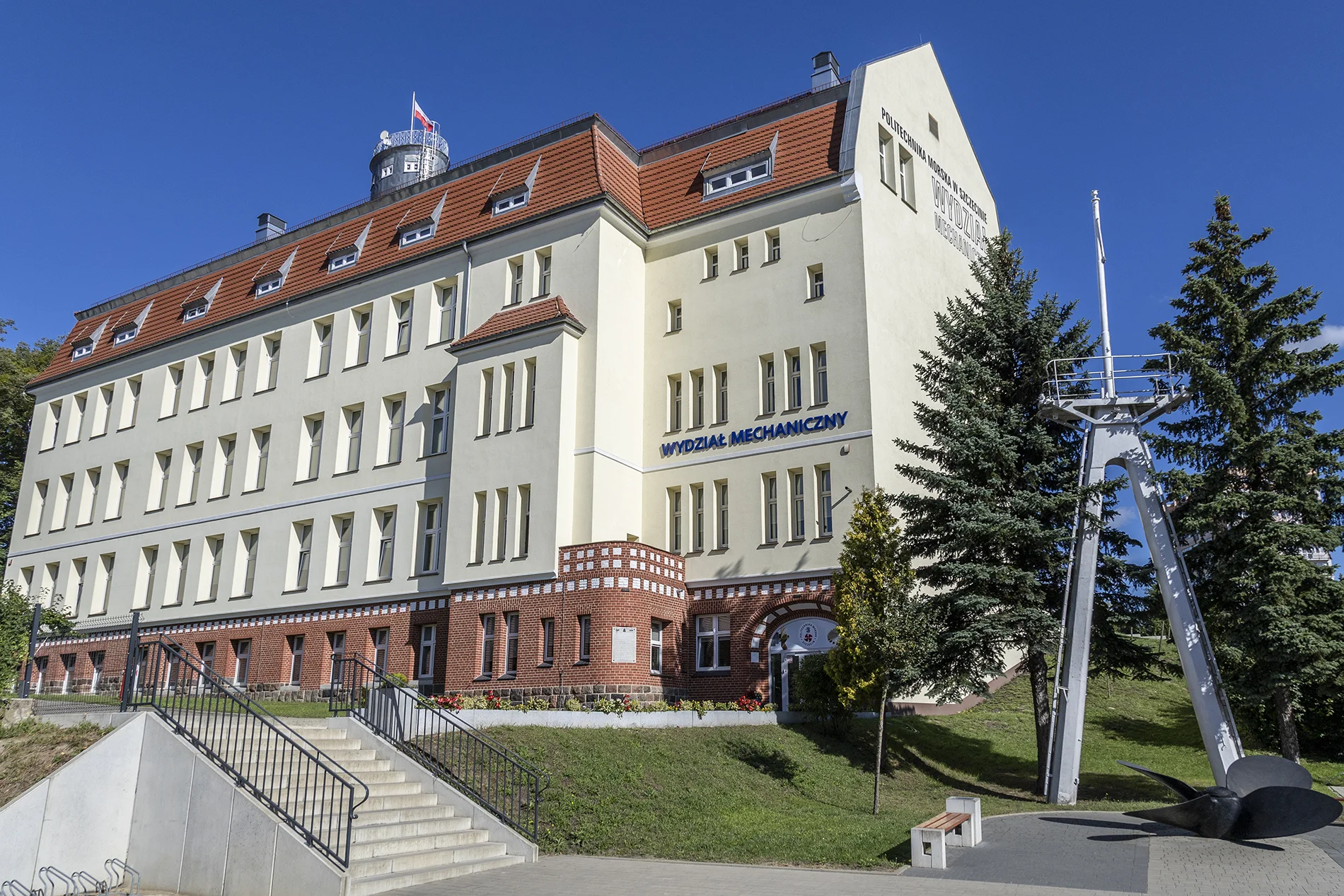 Wydział Mechaniczny Politechniki Morskiej w Szczecinie, front budynku budynek na ul. Willowej