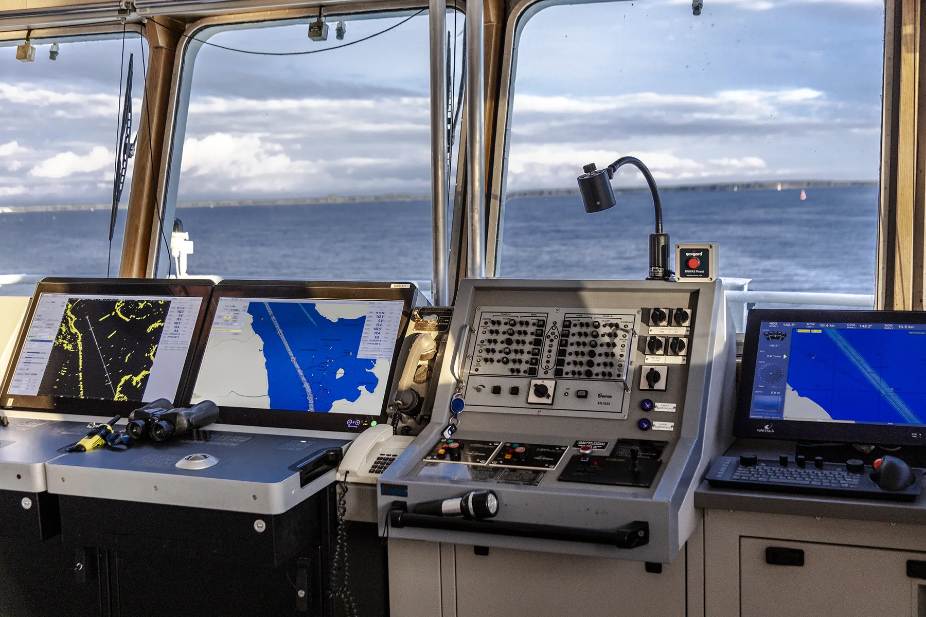 Mostek nawigacyjny -z widokiem na morze