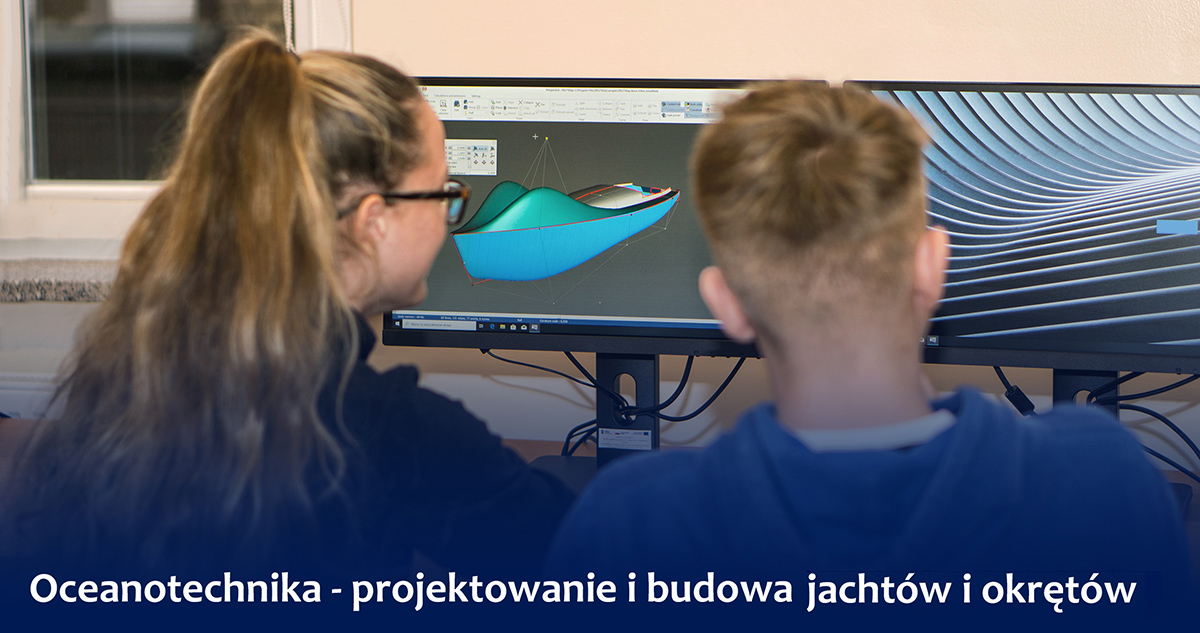 Studenci PM przy monitorach komputerowych podczas zajęć z projektowania jachtów