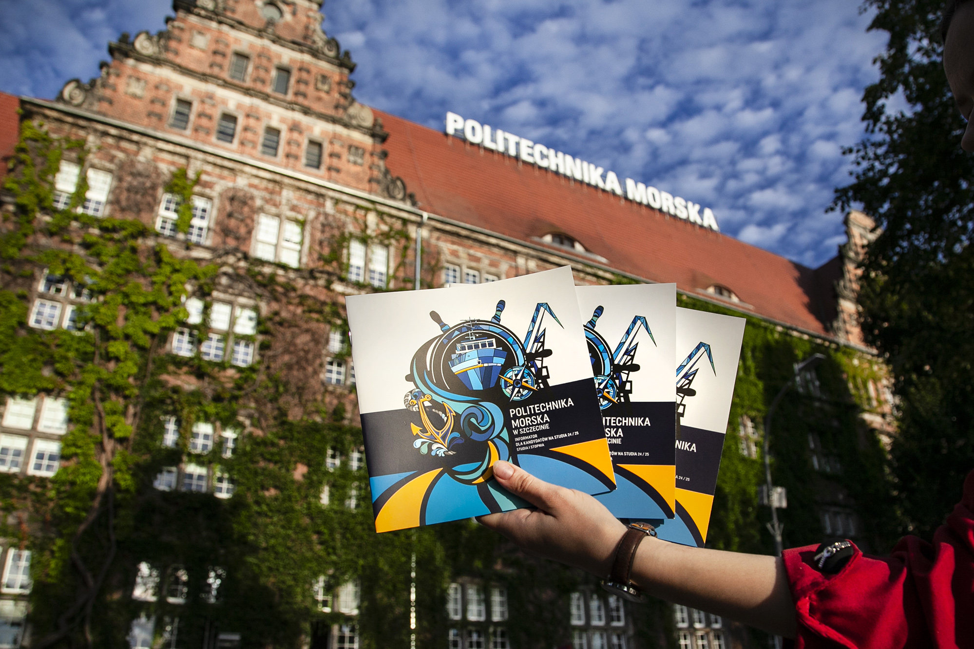 Nowy informator dla kandydatów na studia na Politechnice Morskiej w Szczecinie na rok akademicki 2024 - 2025 na tle budynku uczelni