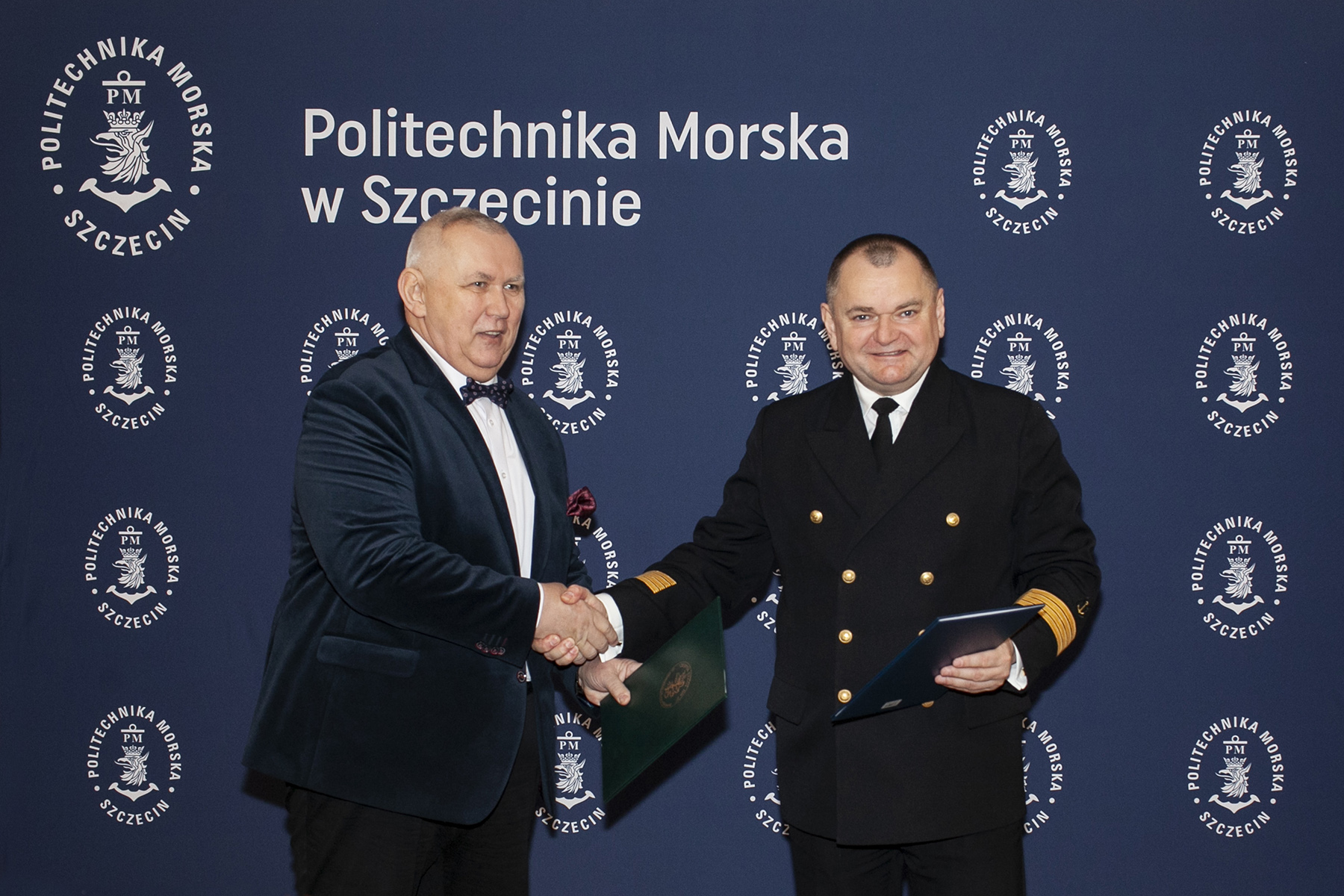 Dyrektor Zespołu Szkół nr 2 i Rektor PM po podpisaniu listu intencyjnego