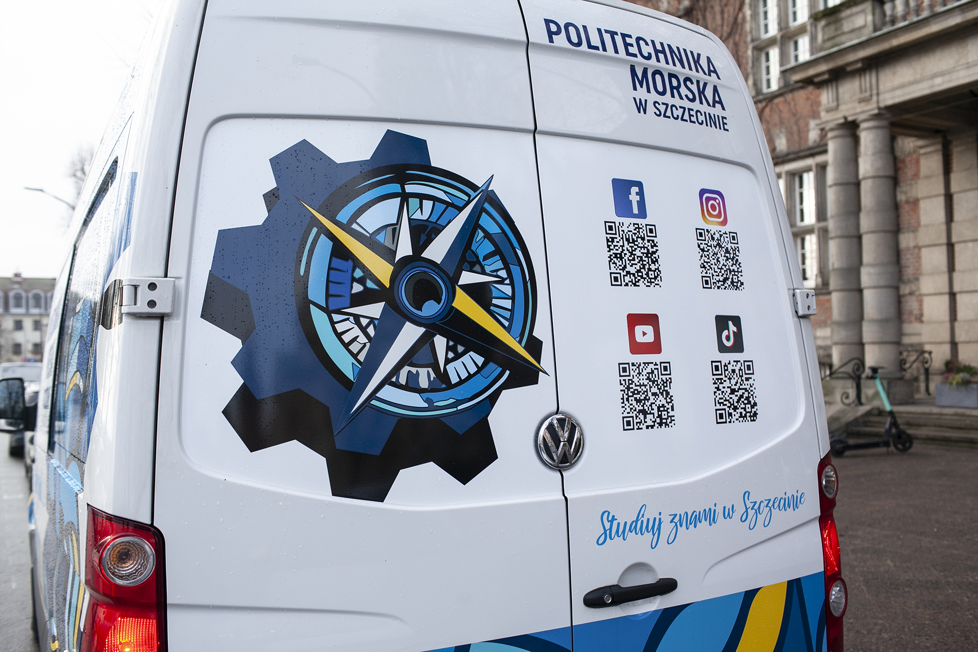 Tylne drzwi minibusu promocyjnego Politechniki Morskiej w Szczecinie