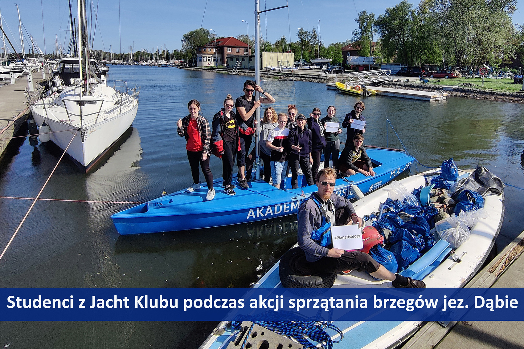 Studenci Jacht Klubu AMS podczas akcji Czysta Odra sprzątali brzegi jez. Dąbie