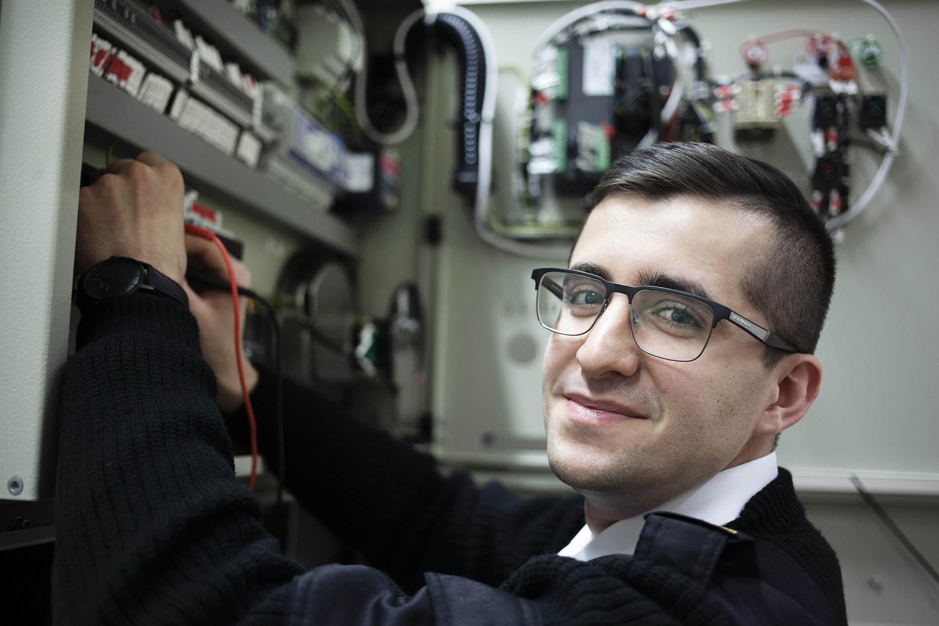 Student mechatroniki przy urządzeniu elektrycznym