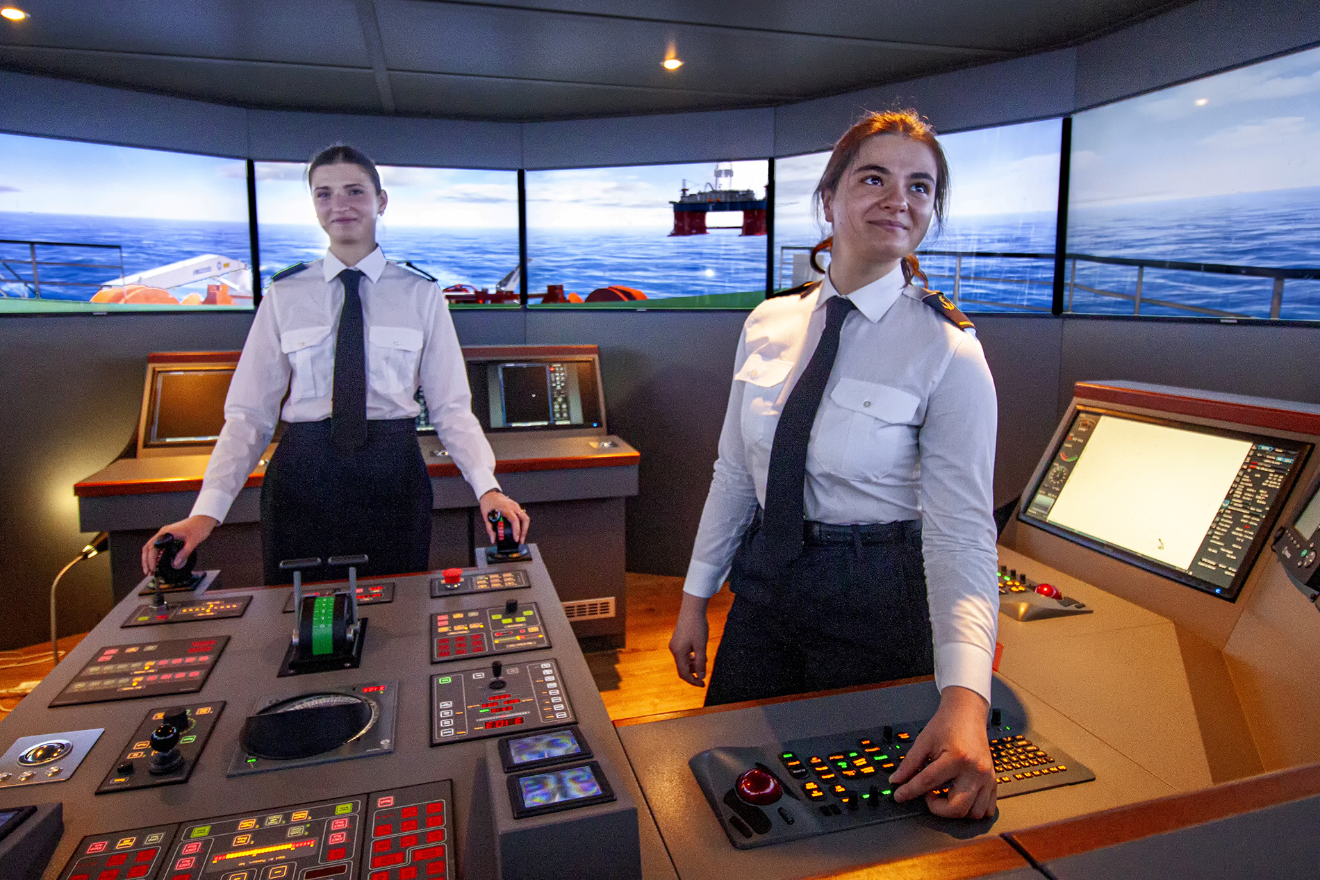 2 MUS female studnents at the ship's bridge simulator