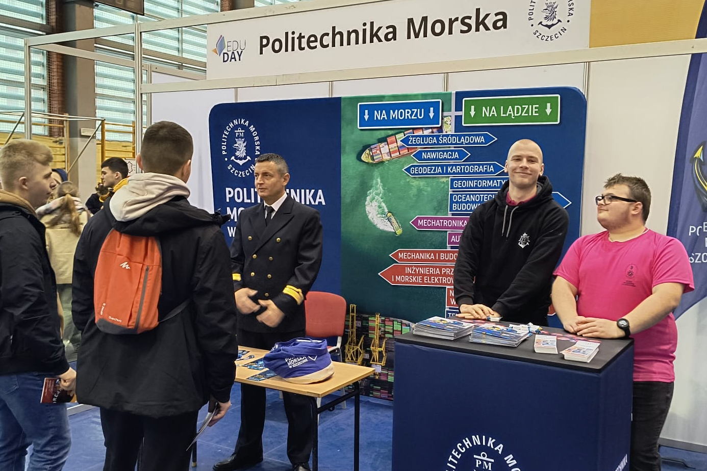 Ekipa promocyjna Politechniki Morskiej w Szczecinie rozmawia z maturzystami na stanowisku PM na targach EDU DAY w Słupsku