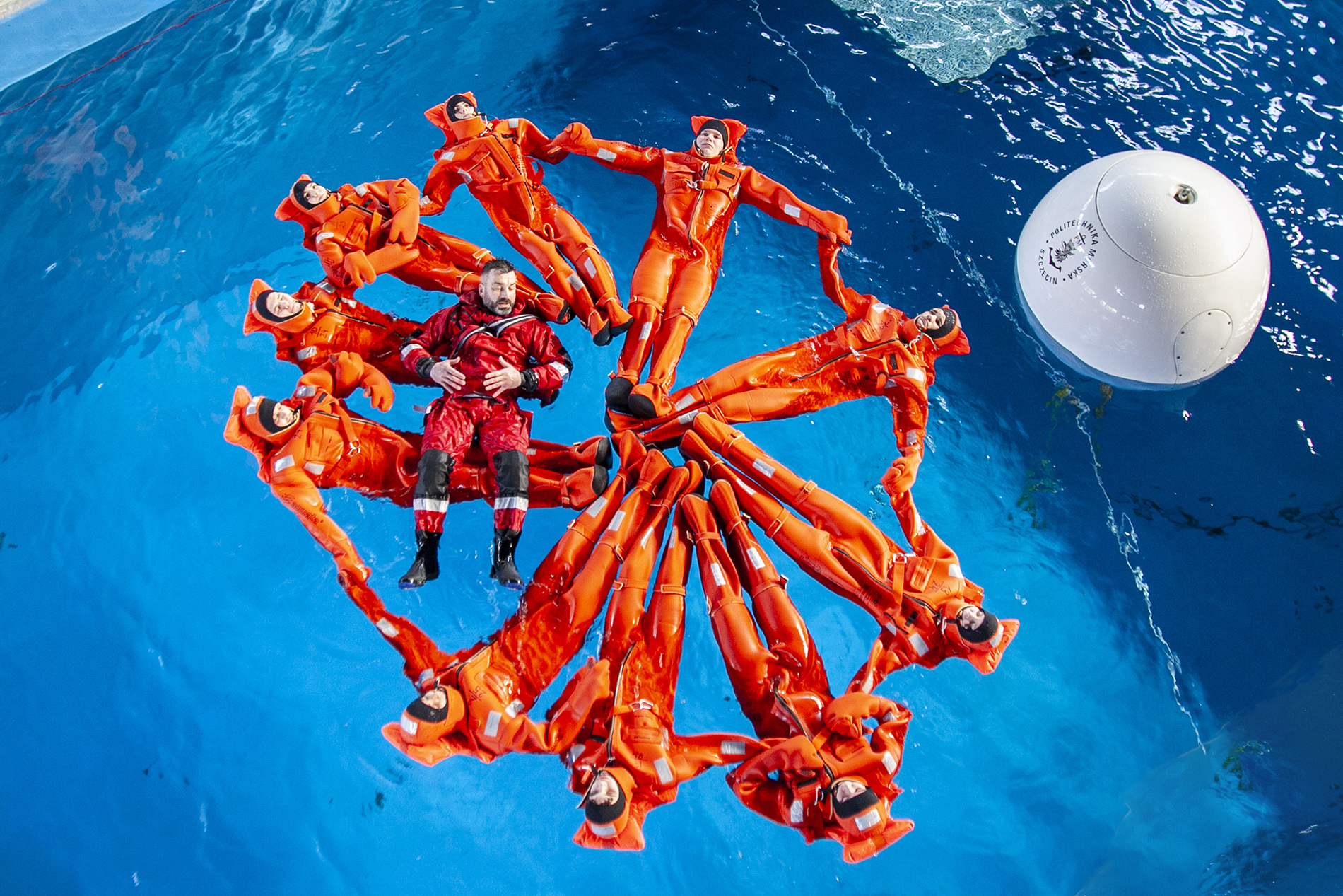 Ćwiczenia studentów w skafandrach w wodzie w CSO