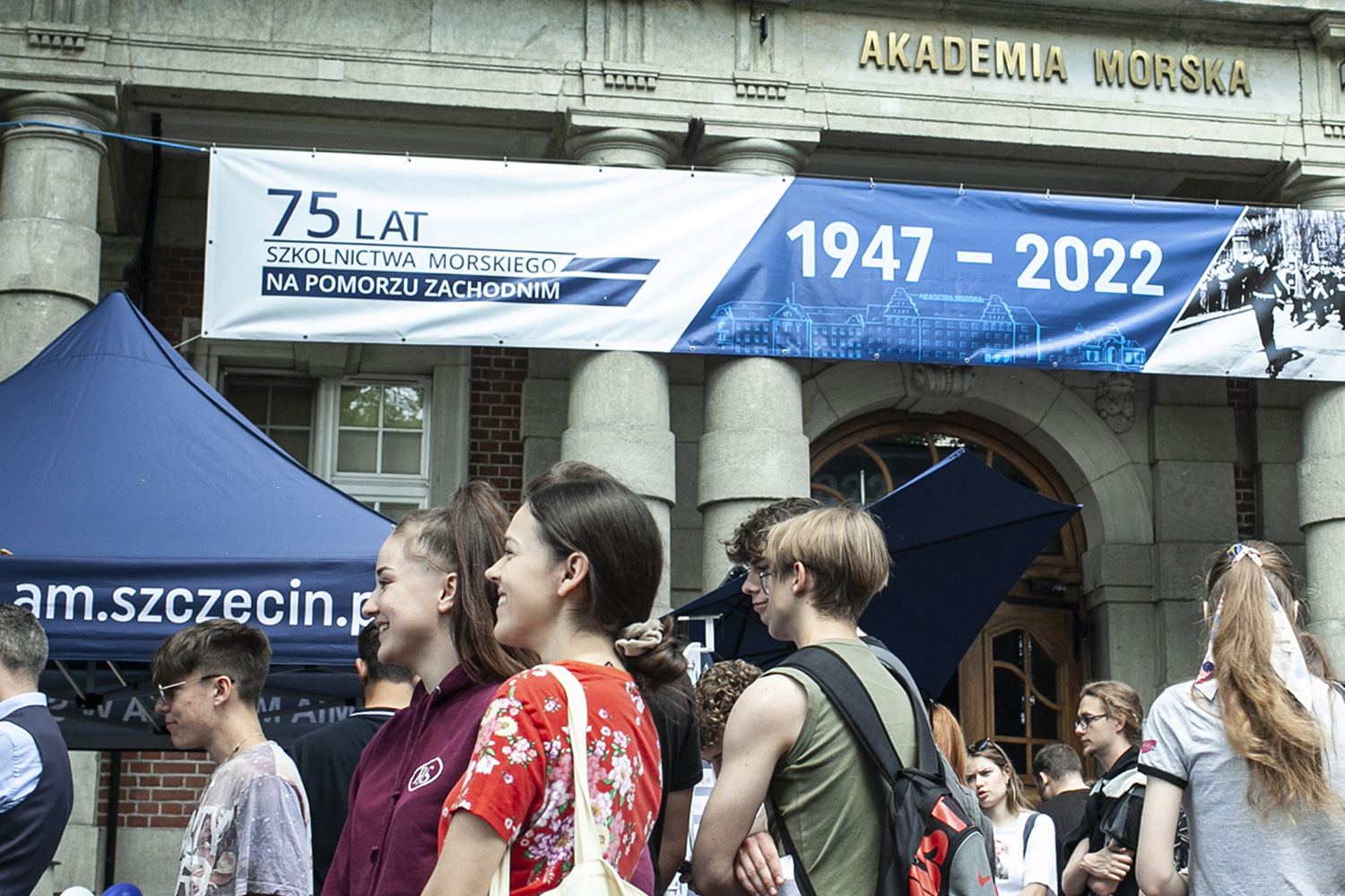 Uczniowie szkół średnich przed budynkiem Akademii Morskiej w Szczecinie 