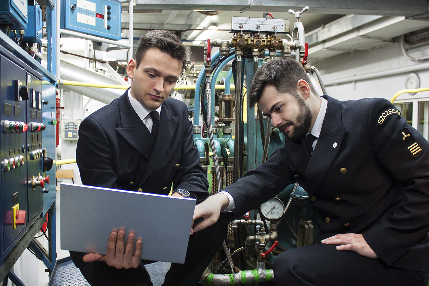 Dwóch studentów kierunku mechanika i budowa maszyn w  symulatorze siłowni okrętowej