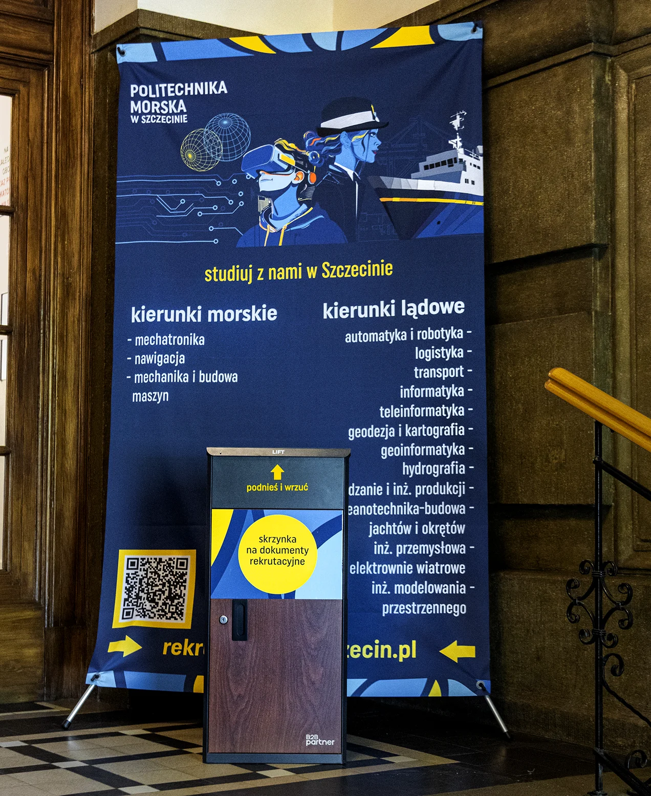skrzynka do wrzucania dokumentów rekrutacyjnych  w przedsionku budynku Politechniki Morskiej w Szczecinie