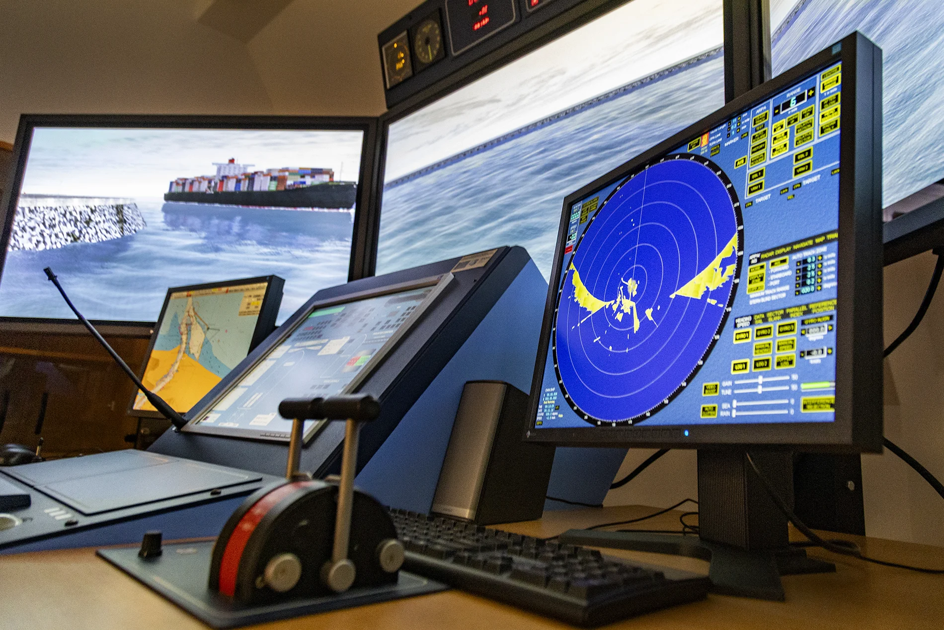 Ekrany symulatora mostka nawigacyjnego na PM