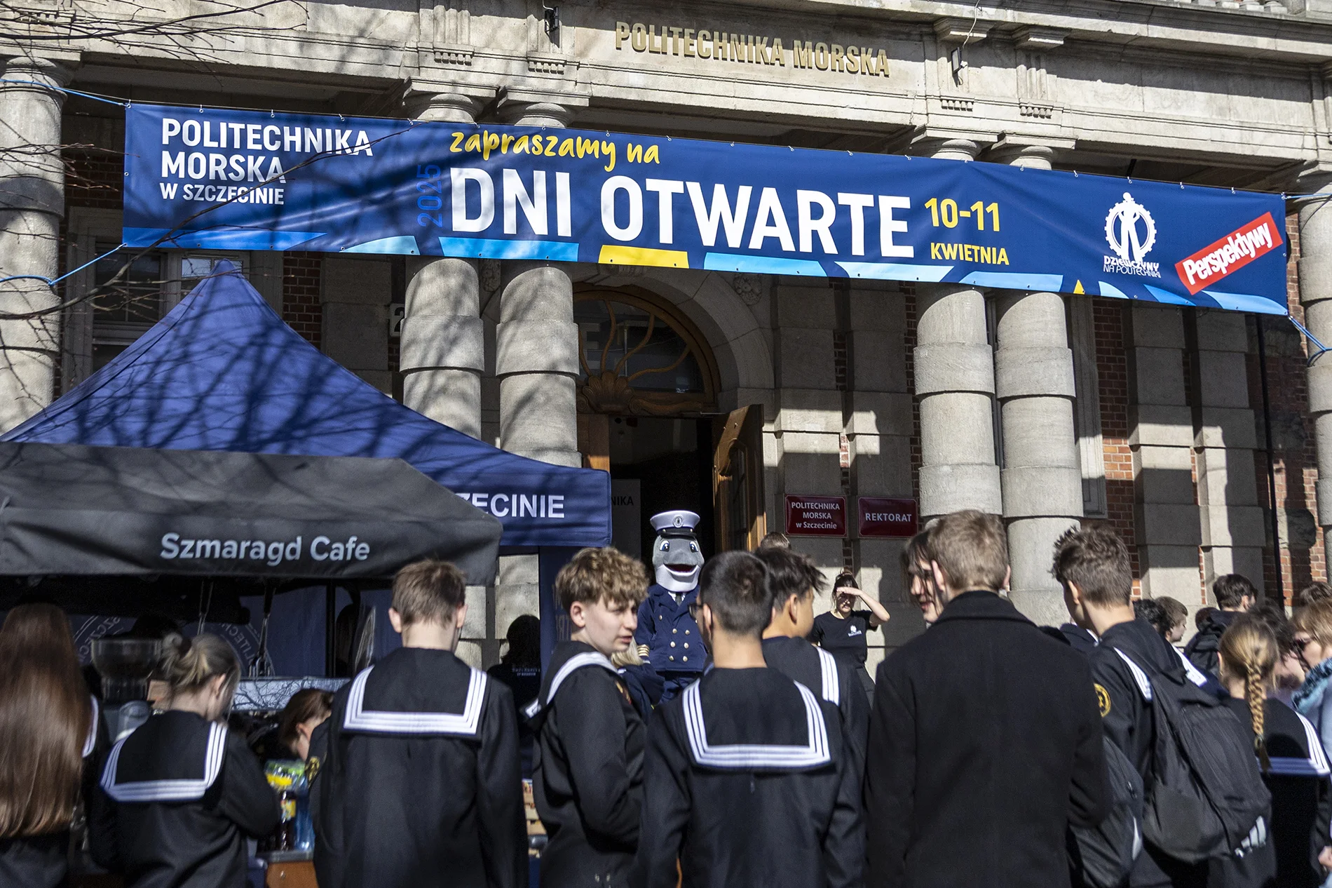 Uczniowie szkół ponadpodstawowych, studenci i pracownicy PM przed wejściem do uczelni podczas Dni Otwartych PM