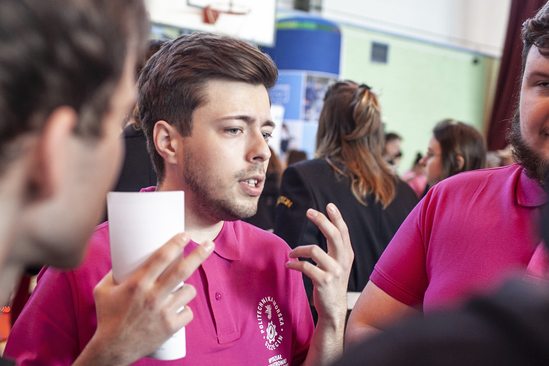 Student mechatroniki PM rozmawia z uczniami szkół średnich na targach Edu Day w Szczecinie