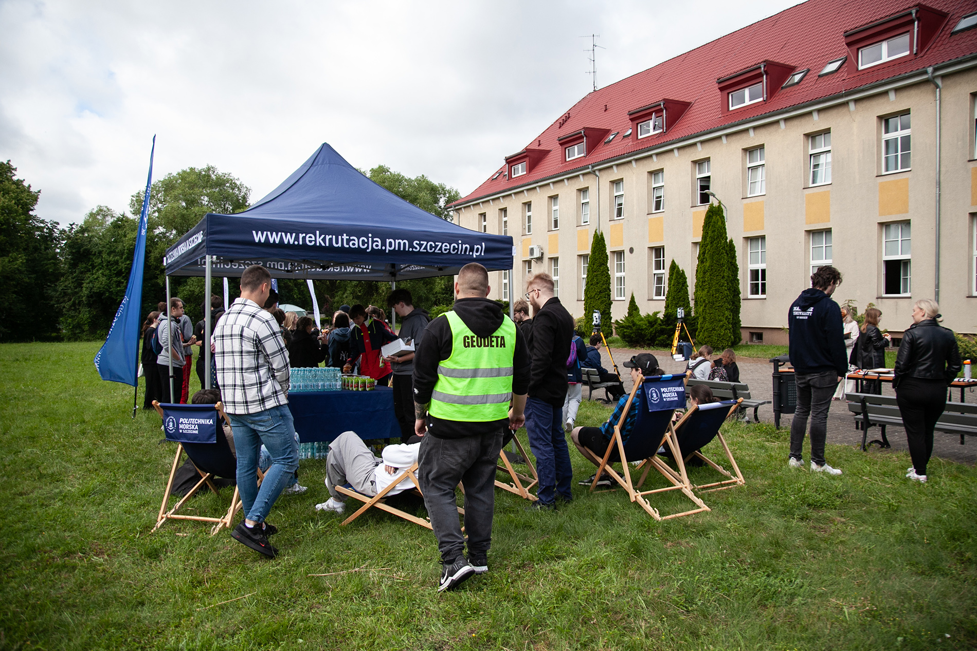 Studenci i uczniowie na Geopikniku