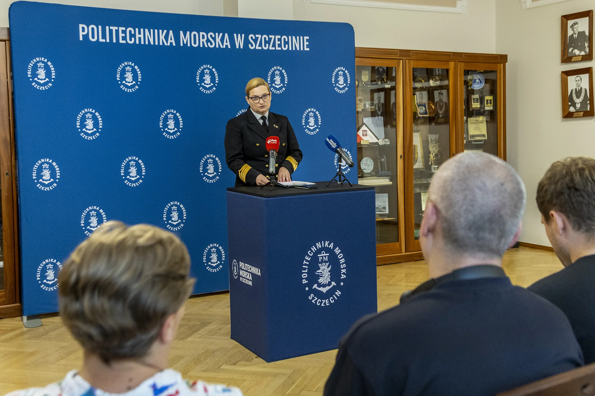 Prorektor ds. studenckich Agnieszka Deja ogłasza wyniki rekrutacji na konferencji prasowej