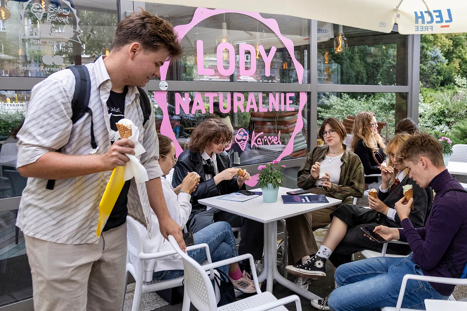 Maturzyści jedzą lody w lodziarni Solony Karmel