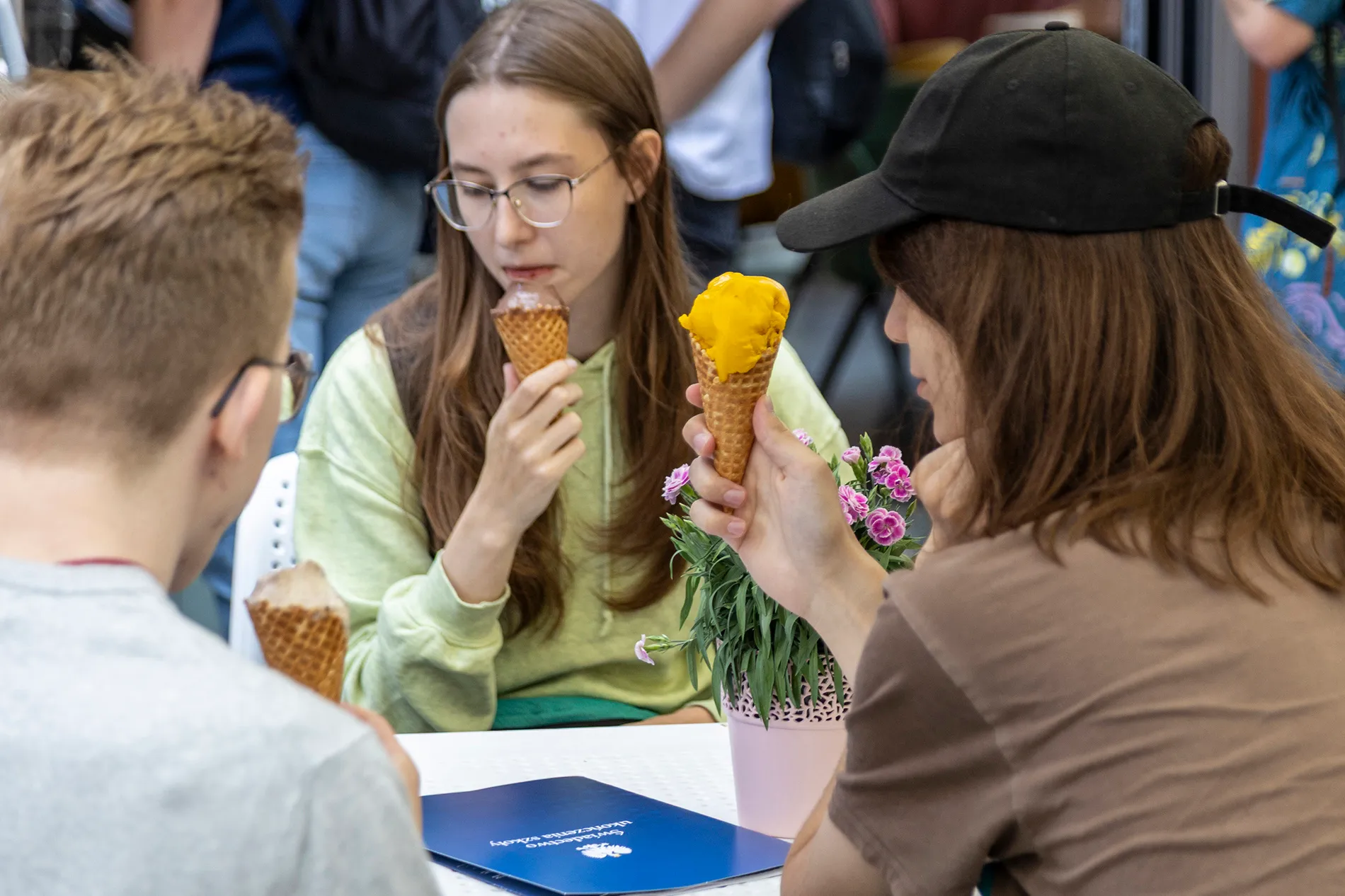 Maturzyści jedzą lody w lodziarni Solony Karmel