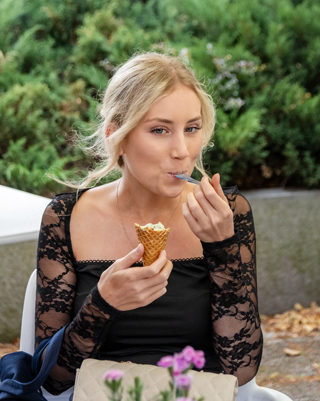 Maturzystka je lody podczas z akcji Lody dla maturzystów