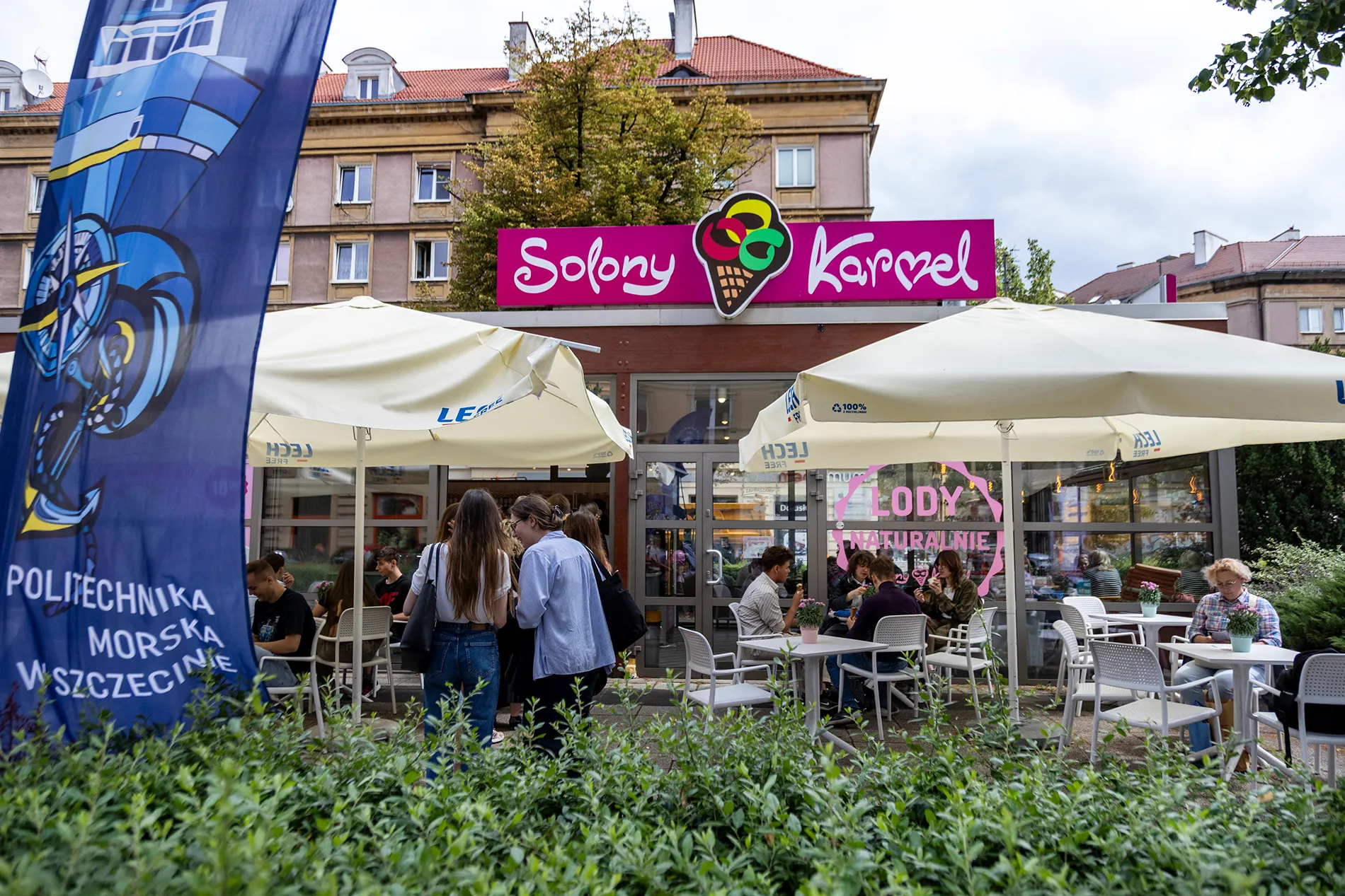 Maturzyści jedzą lody w lodziarni Solony Karmel