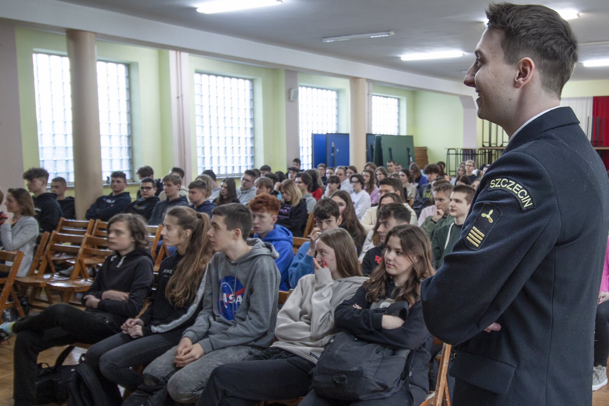 Dawid Stanek, student PM podczas spotkania z uczniami szkoły średniej