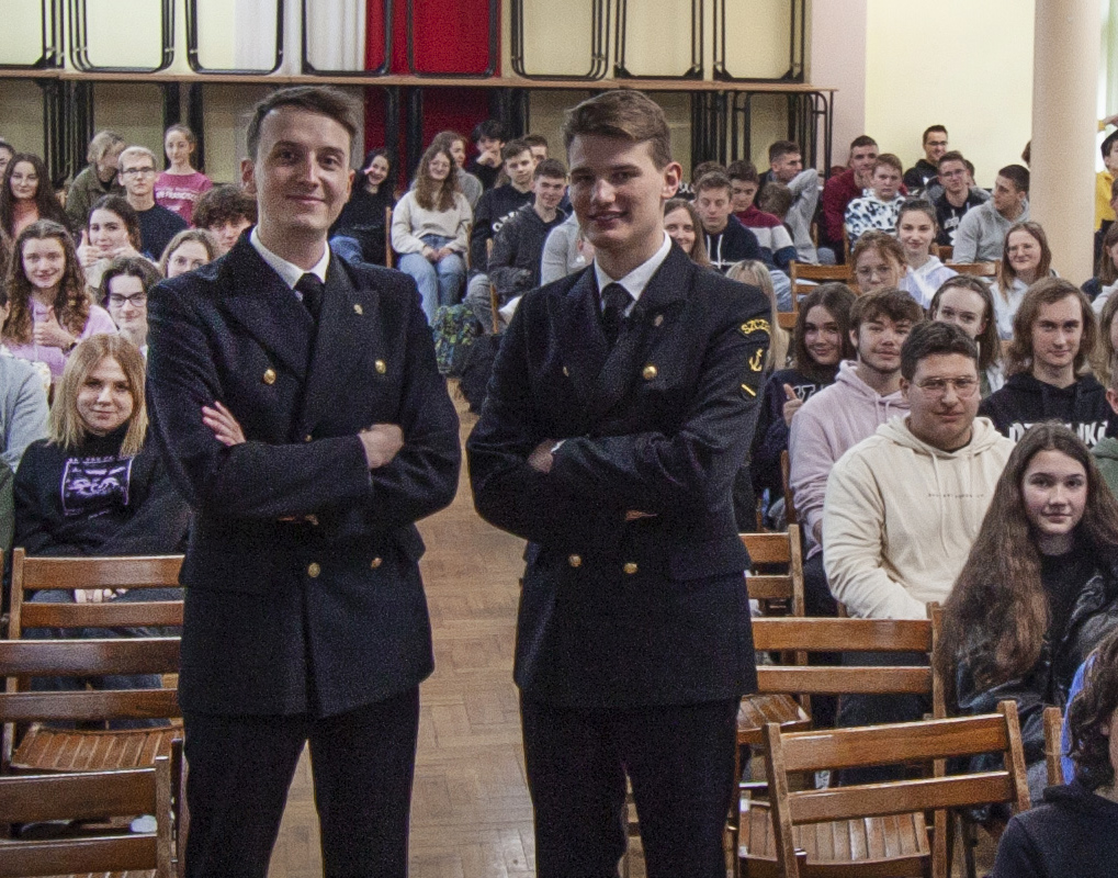 Dawid Stanek i Tomasz Topoła, studenci Politechniki Morskiej podczas spotkania z uczniami szkoły średniej