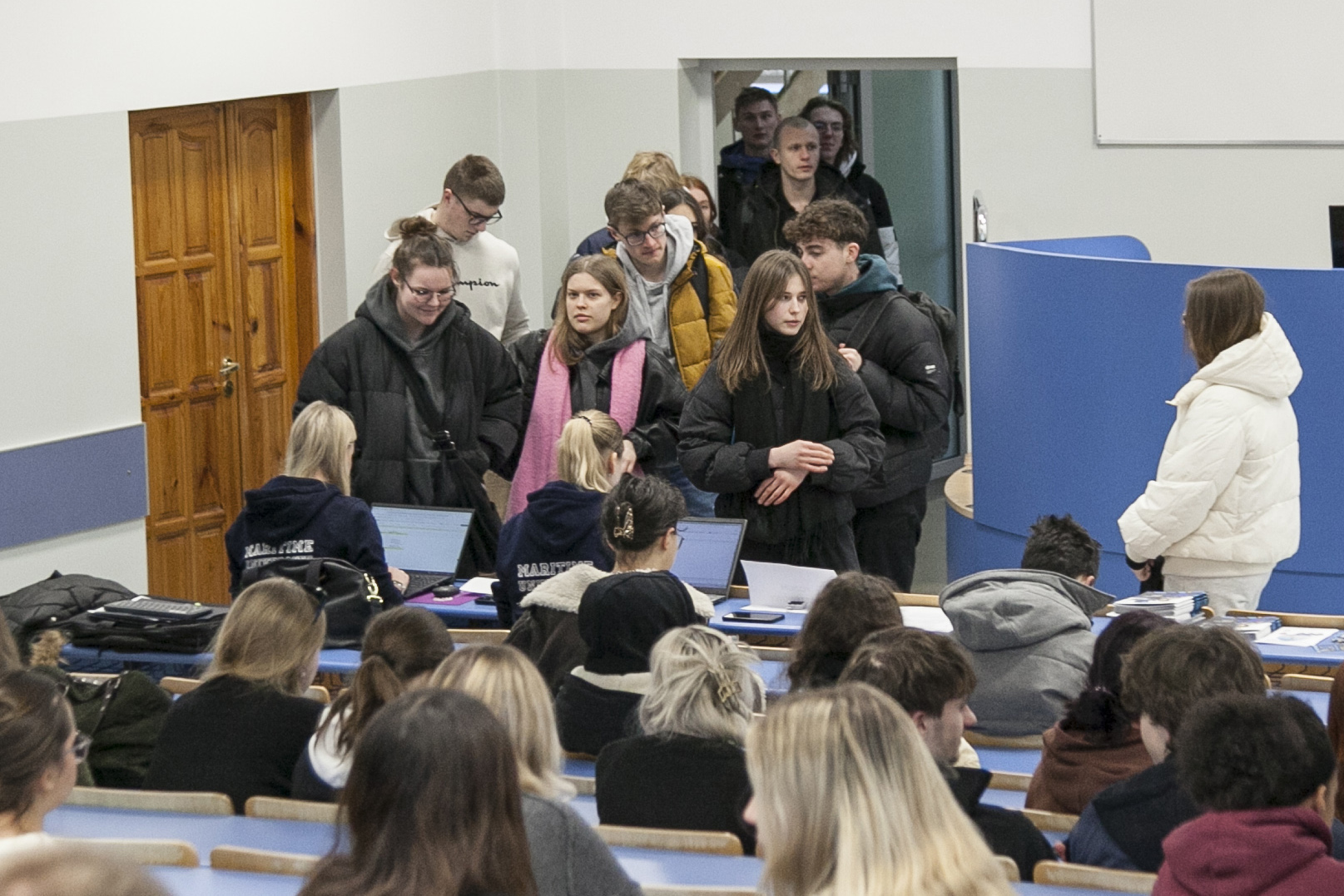 Maturzyści stoją w kolejce do zapisów na bezpłatny kurs z matematyki Pitagoras organizowany przez PM