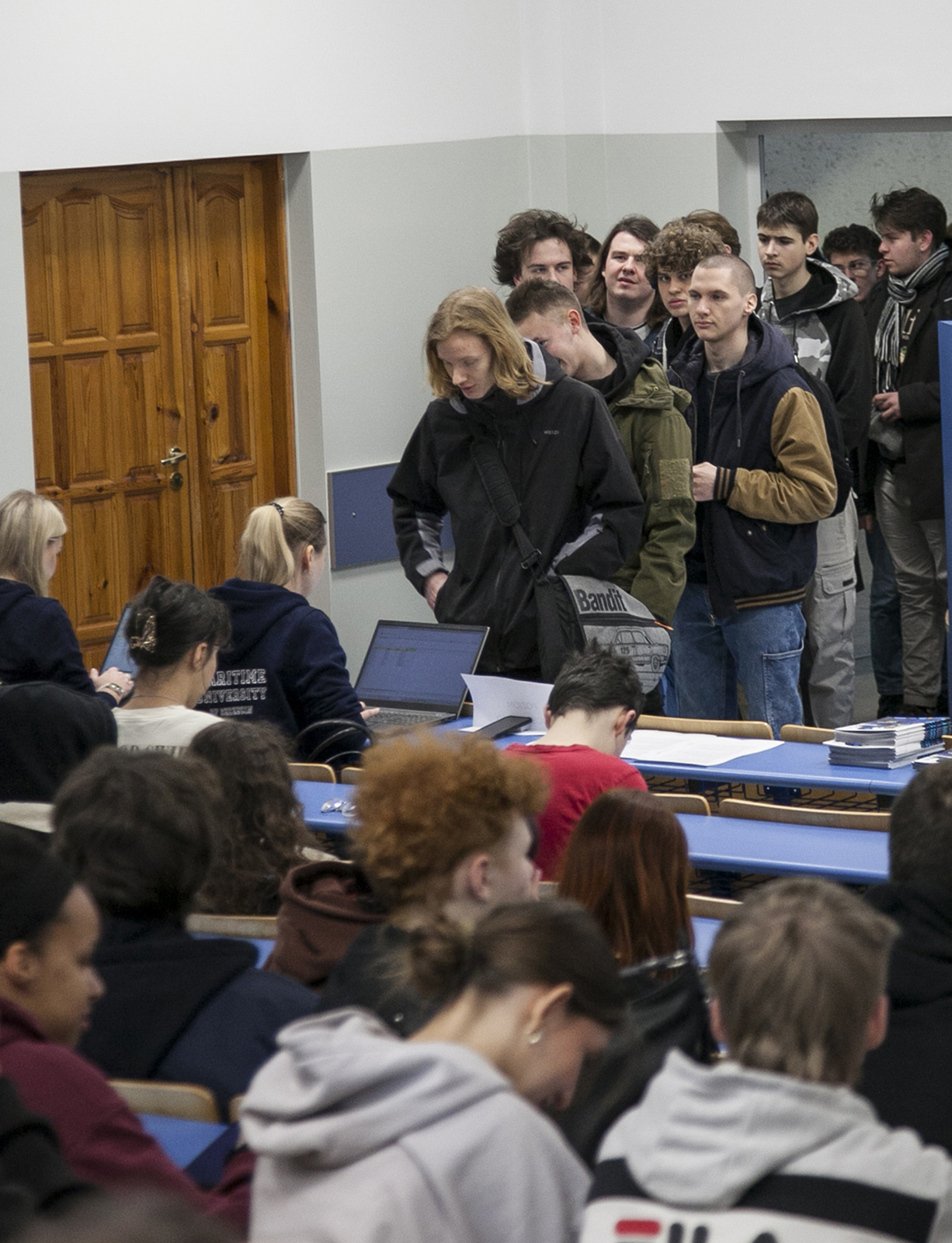 Maturzyści stoją w kolejce do zapisów na bezpłatny kurs z matematyki Pitagoras organizowany przez PM