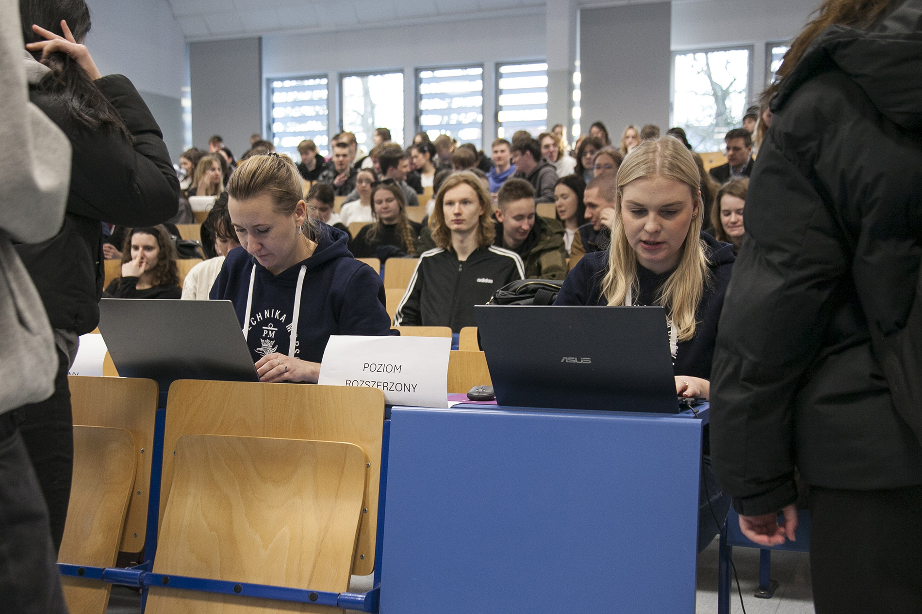 Pracowniczki PM zapisują maturzystów na kurs Pitagoras