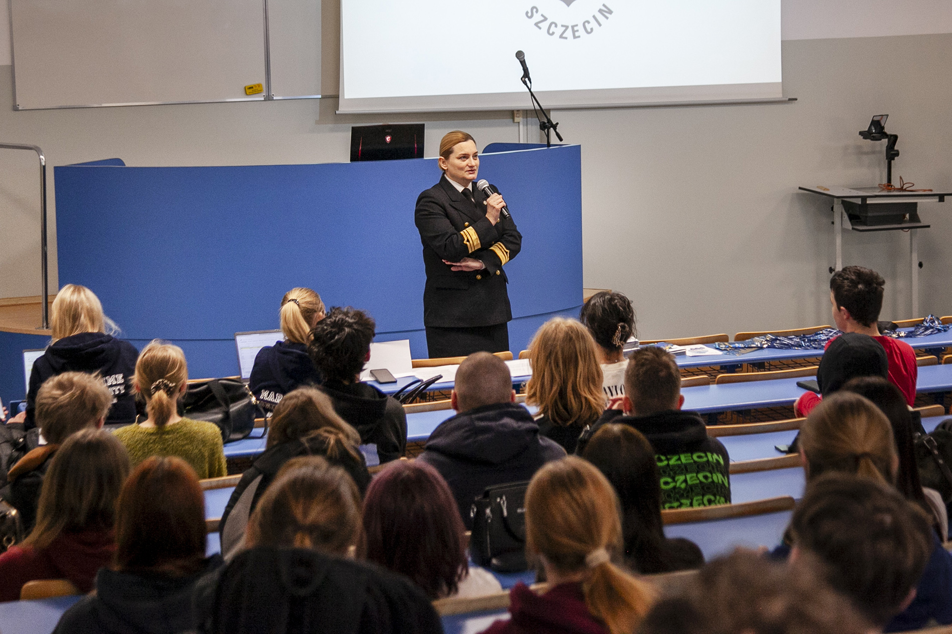 Prorektor ds. studenckich Agnieszka Deja przemawia do maturzystów 