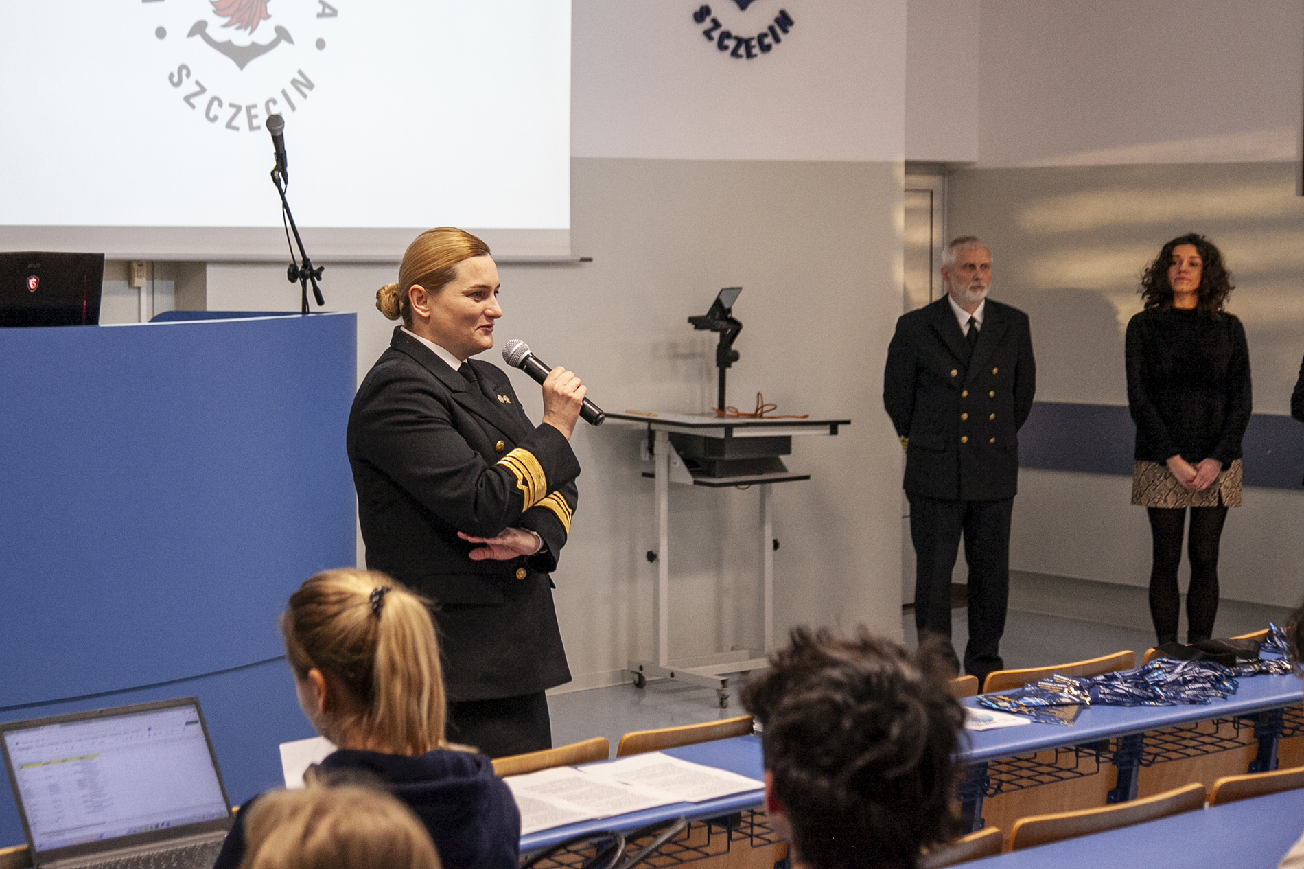 Prorektor ds. studenckich Agnieszka Deja przemawia do maturzystów 