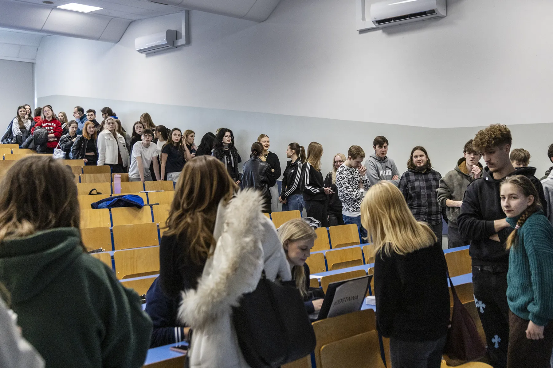 Maturzyści stoją w kolejce do zapisów na kurs Pitagoras