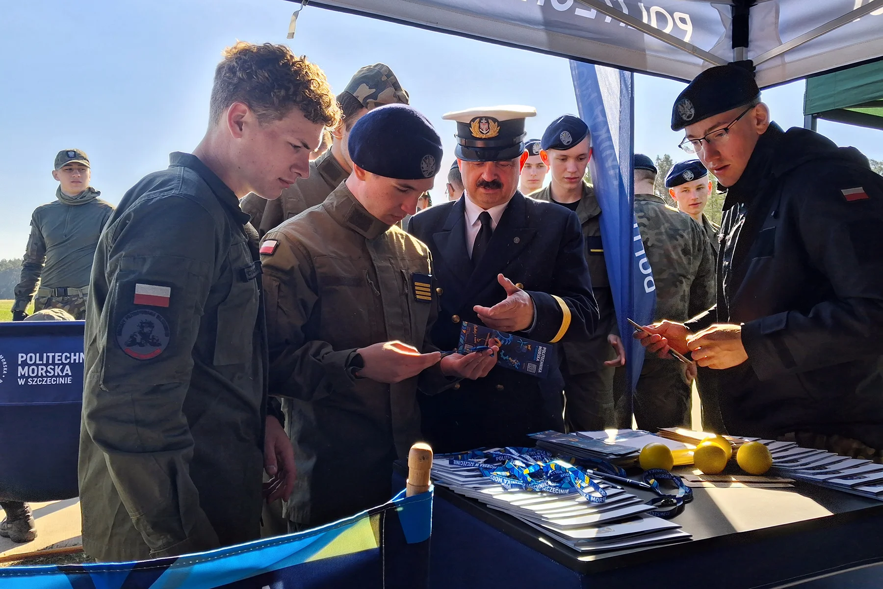 Studenci przy stoisku PM na poligonie drawskim podczas Mistrzostw Klas Mundurowych