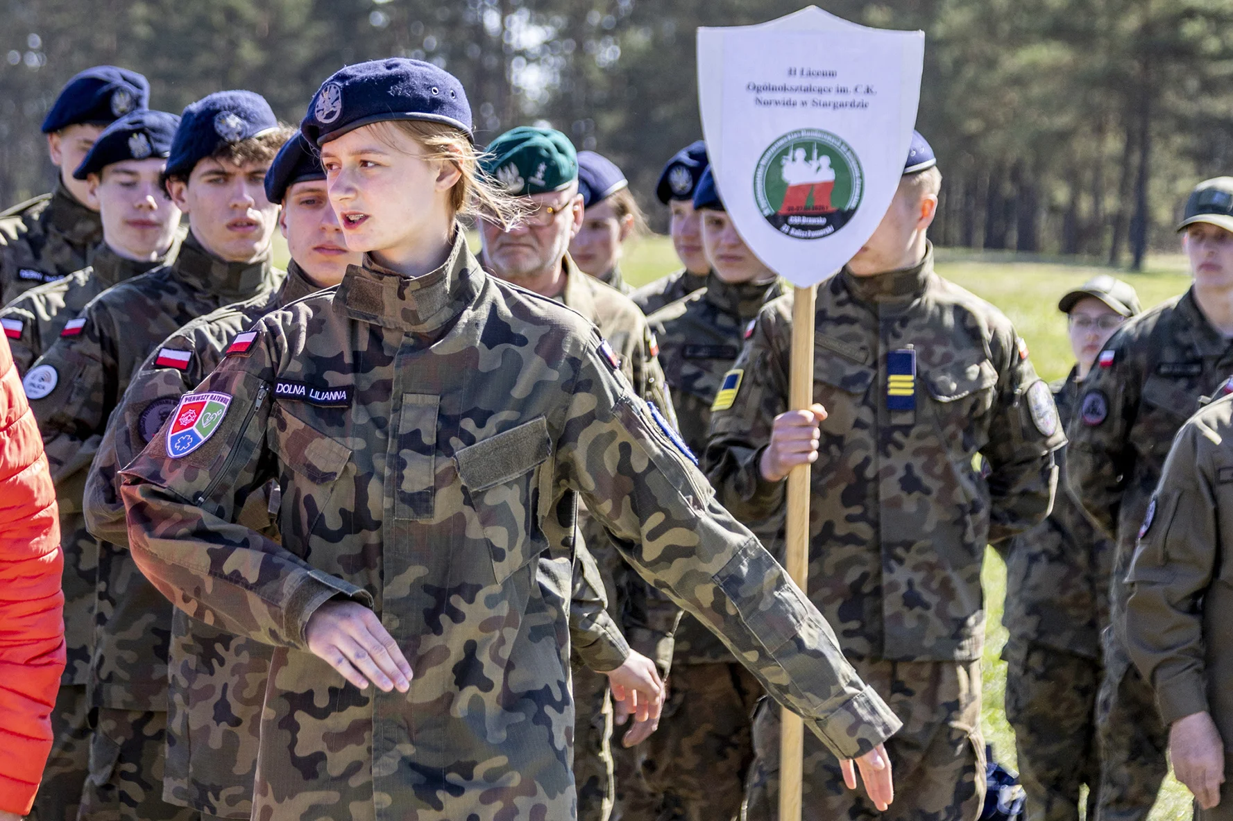 Uczniowie podczas uroczystości rozania nagród podczas Mistrzostw Klas Mundurowych