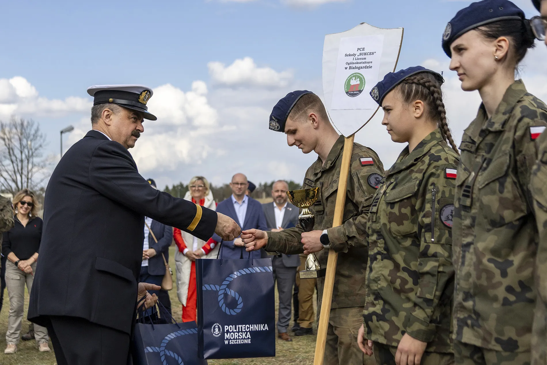 Jaromir Mysłowski z Wydziału Mechanicznego PM wręcza nagrody uczniom