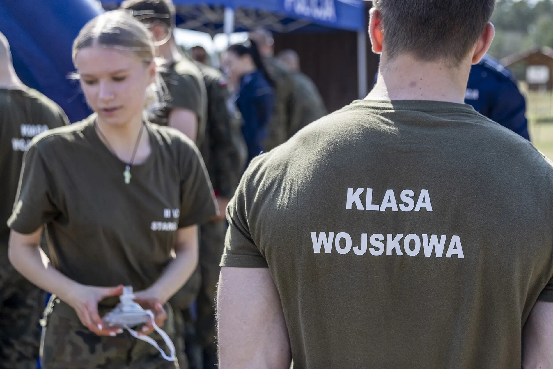 Uczniowie na rozdaniu nagród na VIII Ogólnopolskich Mistrzostwach Klas Mundurowych na poligonie drawskim