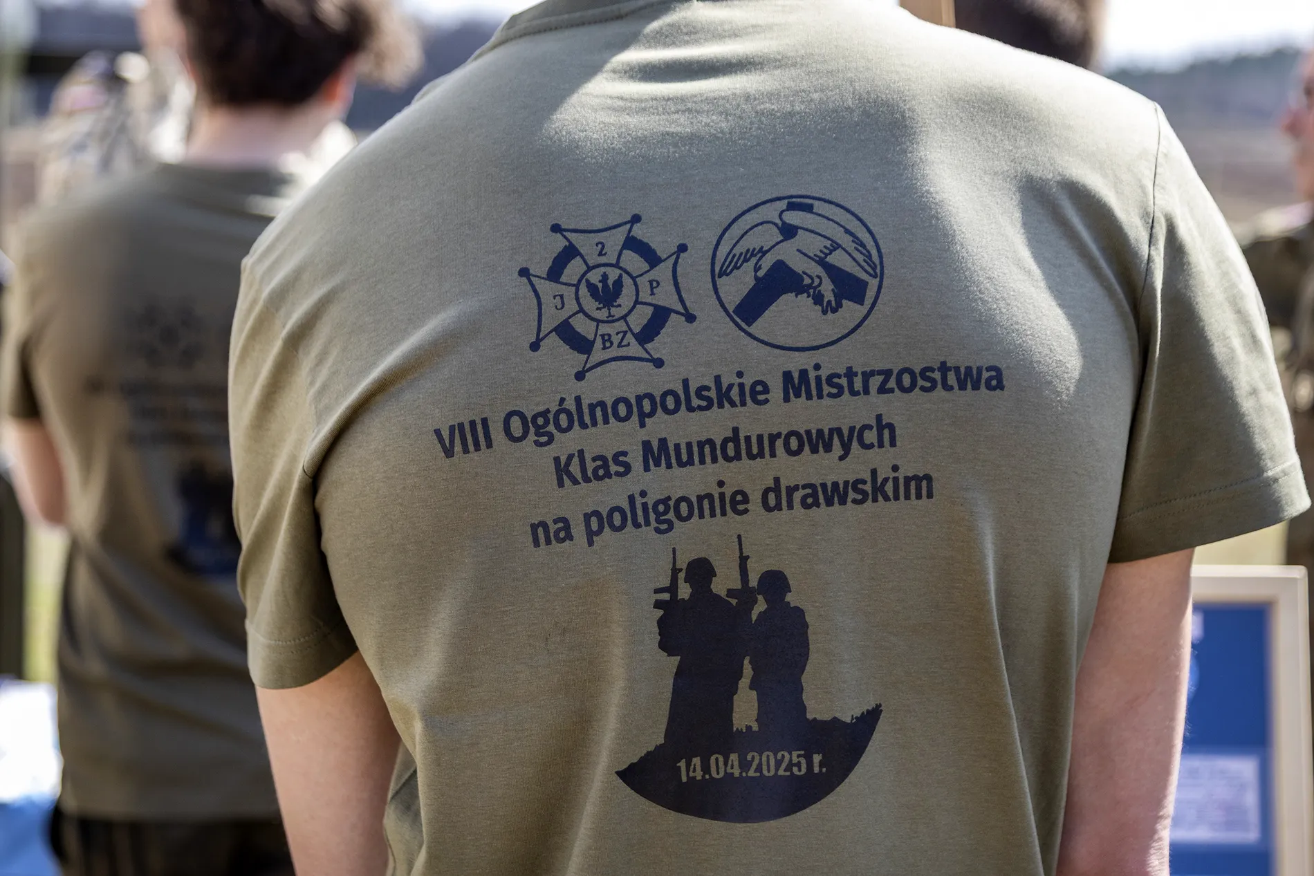 Uczeń w t-shircie VIII Ogólnopolskie Mistrzostwach Klas Mundurowych na poligonie drawskim