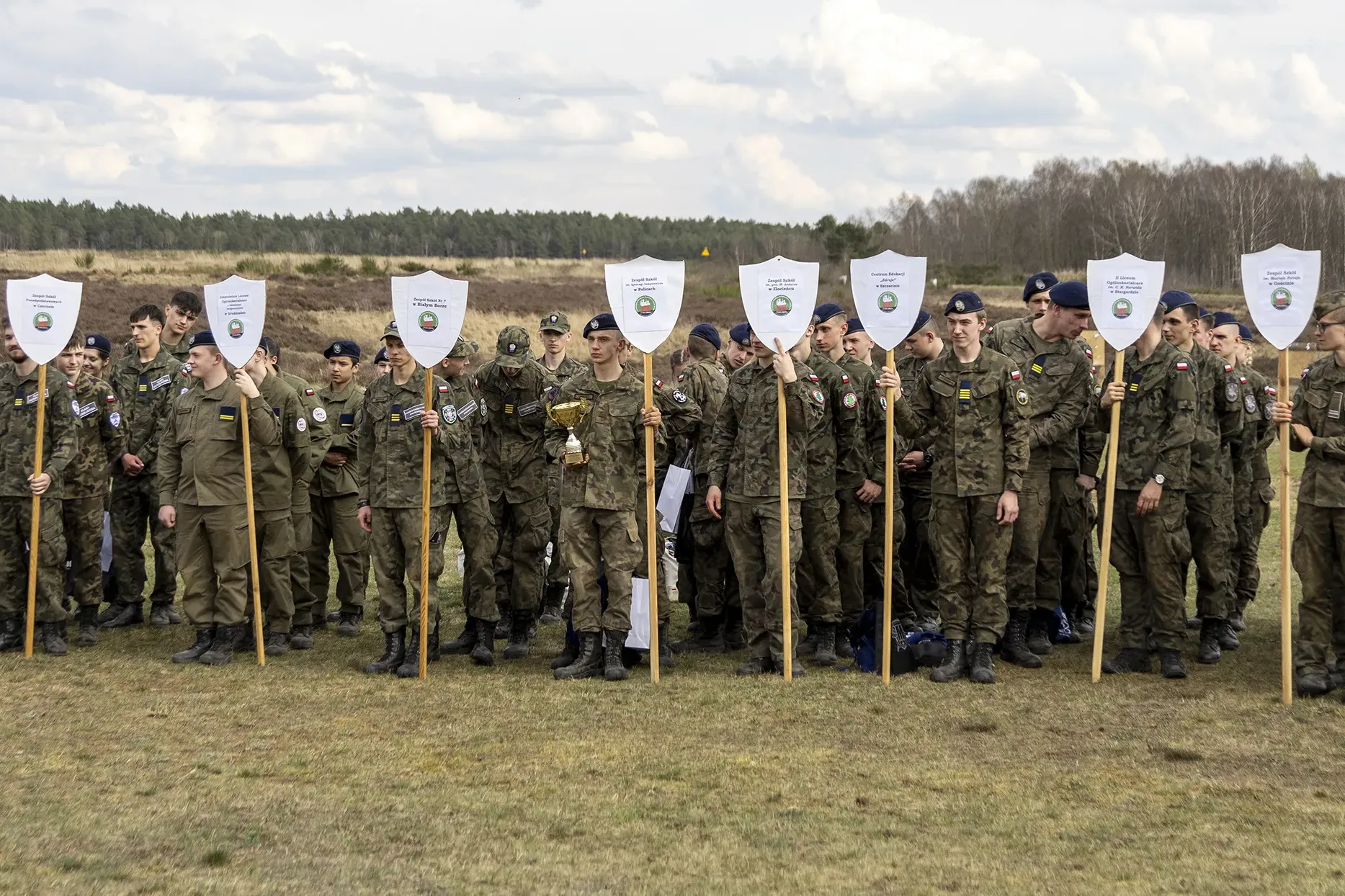 Uczniowie na rozdaniu nagród na VIII Ogólnopolskich Mistrzostwach Klas Mundurowych na poligonie drawskim