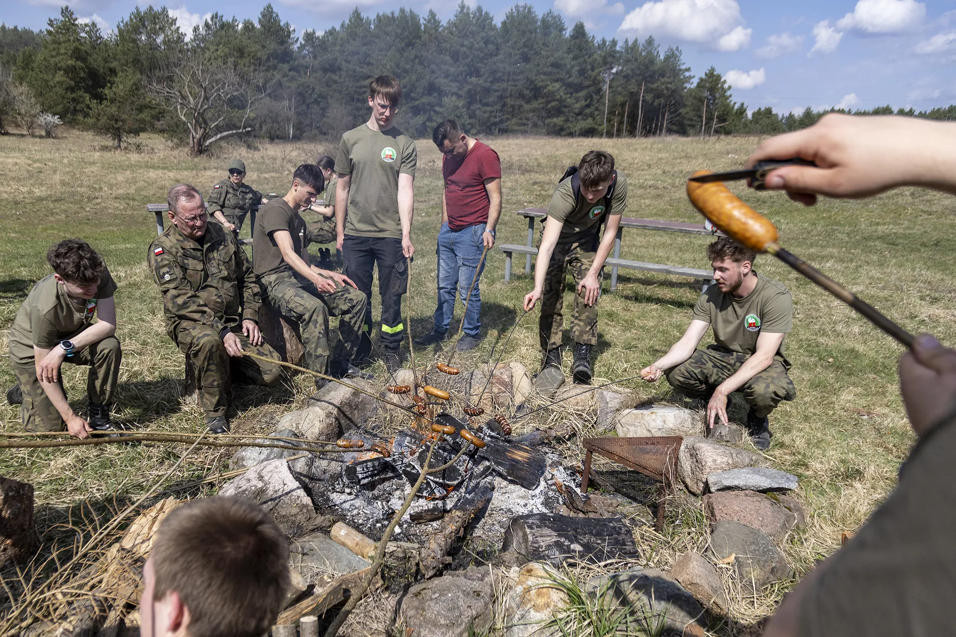 Uczniowie na VIII Ogólnopolskich Mistrzostwach Klas Mundurowych na poligonie drawskim podczas pieczenia kiełbasek