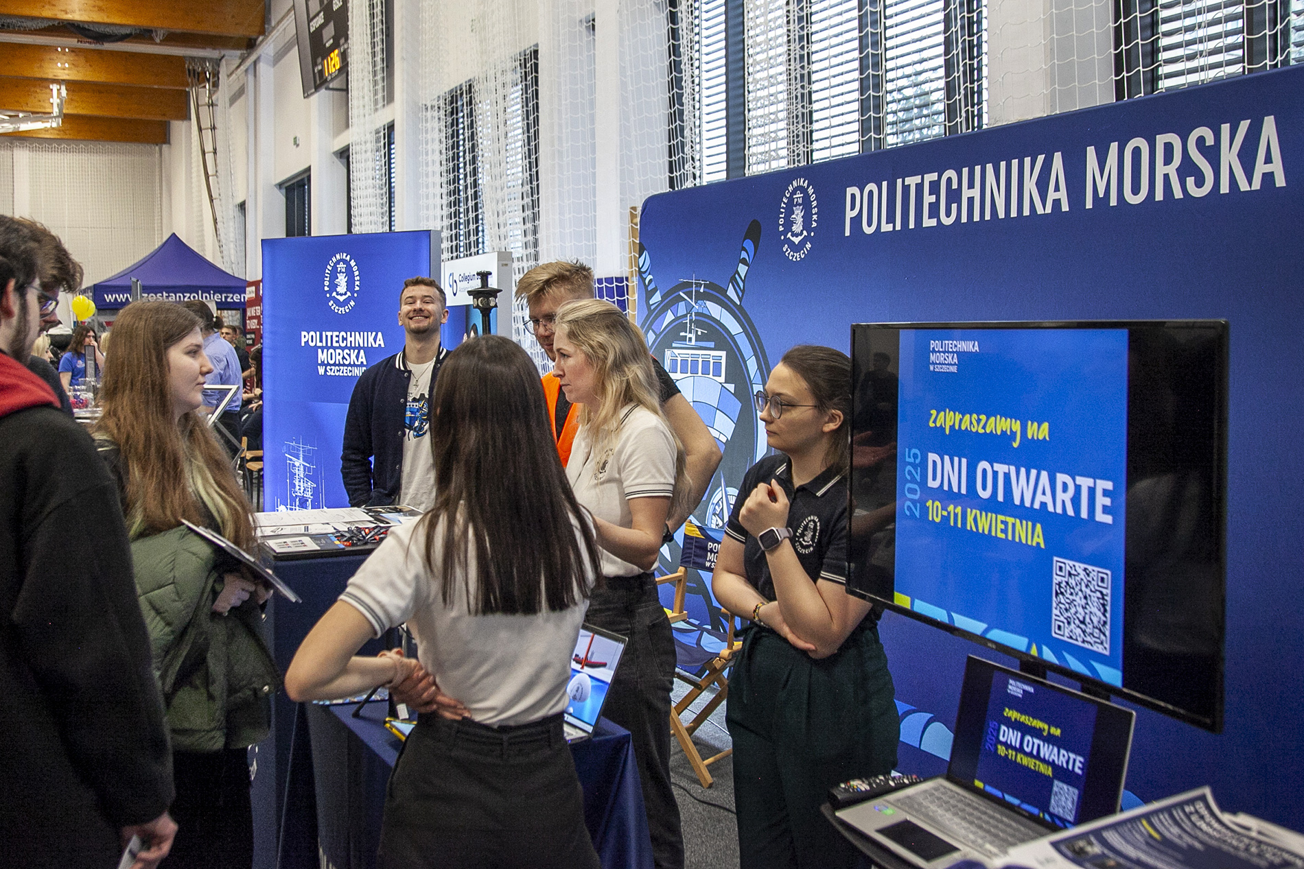 Pracownicy i studenci PM rozmawiają z uczniami na targach EDU DAY