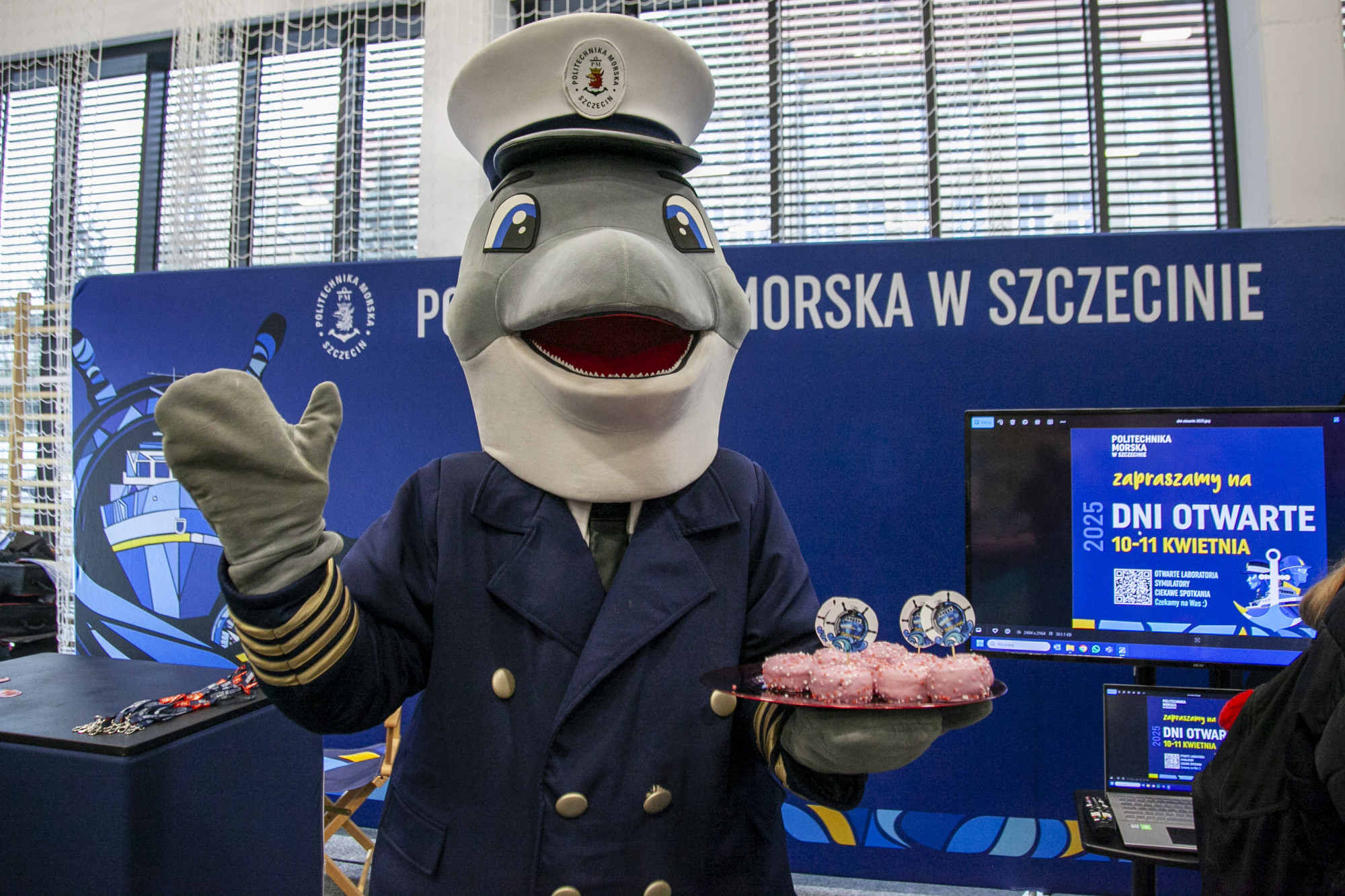 Maskotka PM morświn Michu z pączkami