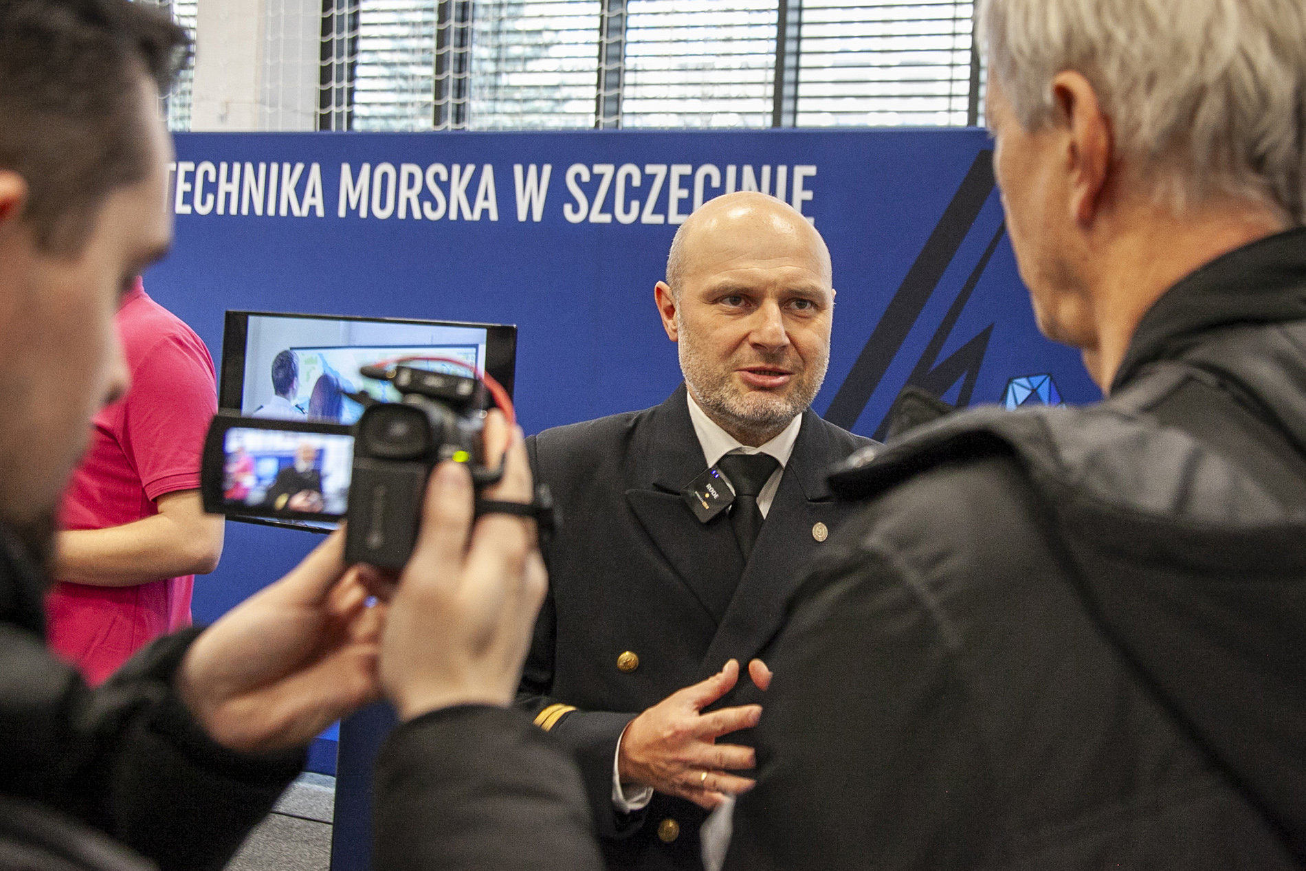 Pracownicy i studenci PM rozmawiają z uczniami na targach EDU DAY