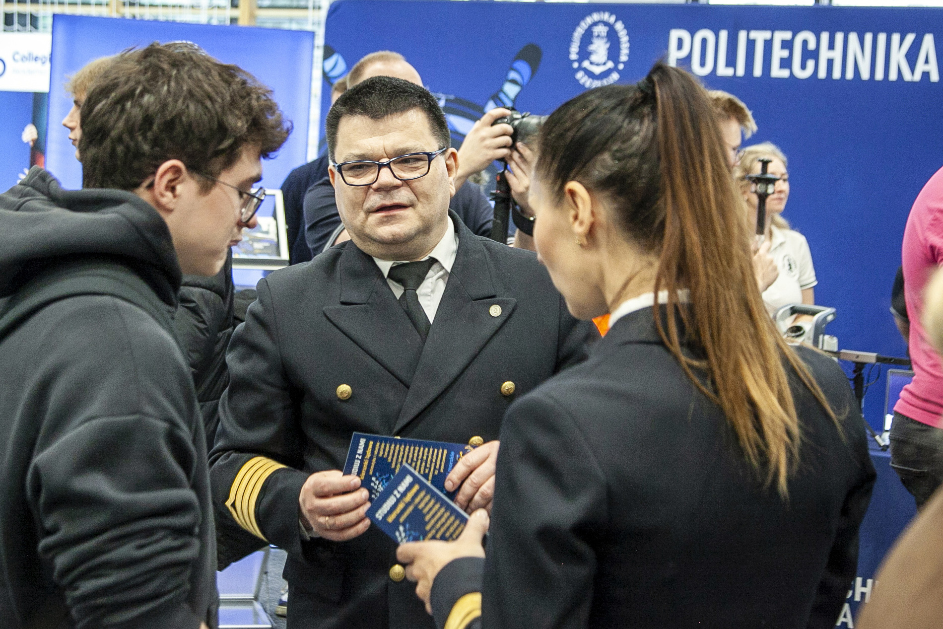 Pracownicy i studenci PM rozmawiają z uczniami na targach EDU DAY